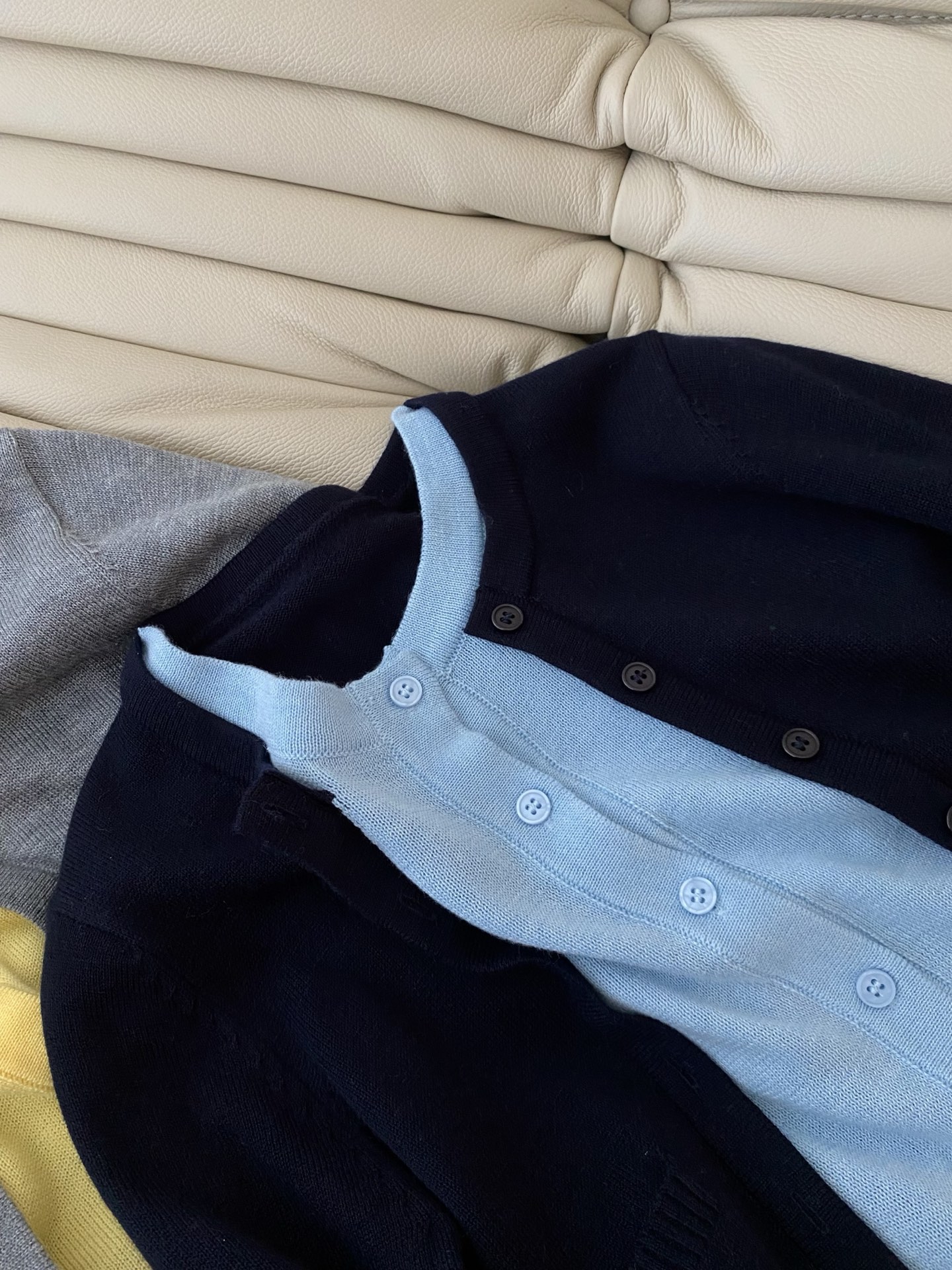 25。F秋冬 假两件毛衣开衫 假两件式叠穿外开衫与内层针织撞色门襟是吸睛的亮点 藏青蓝灰黄的配色组合既显