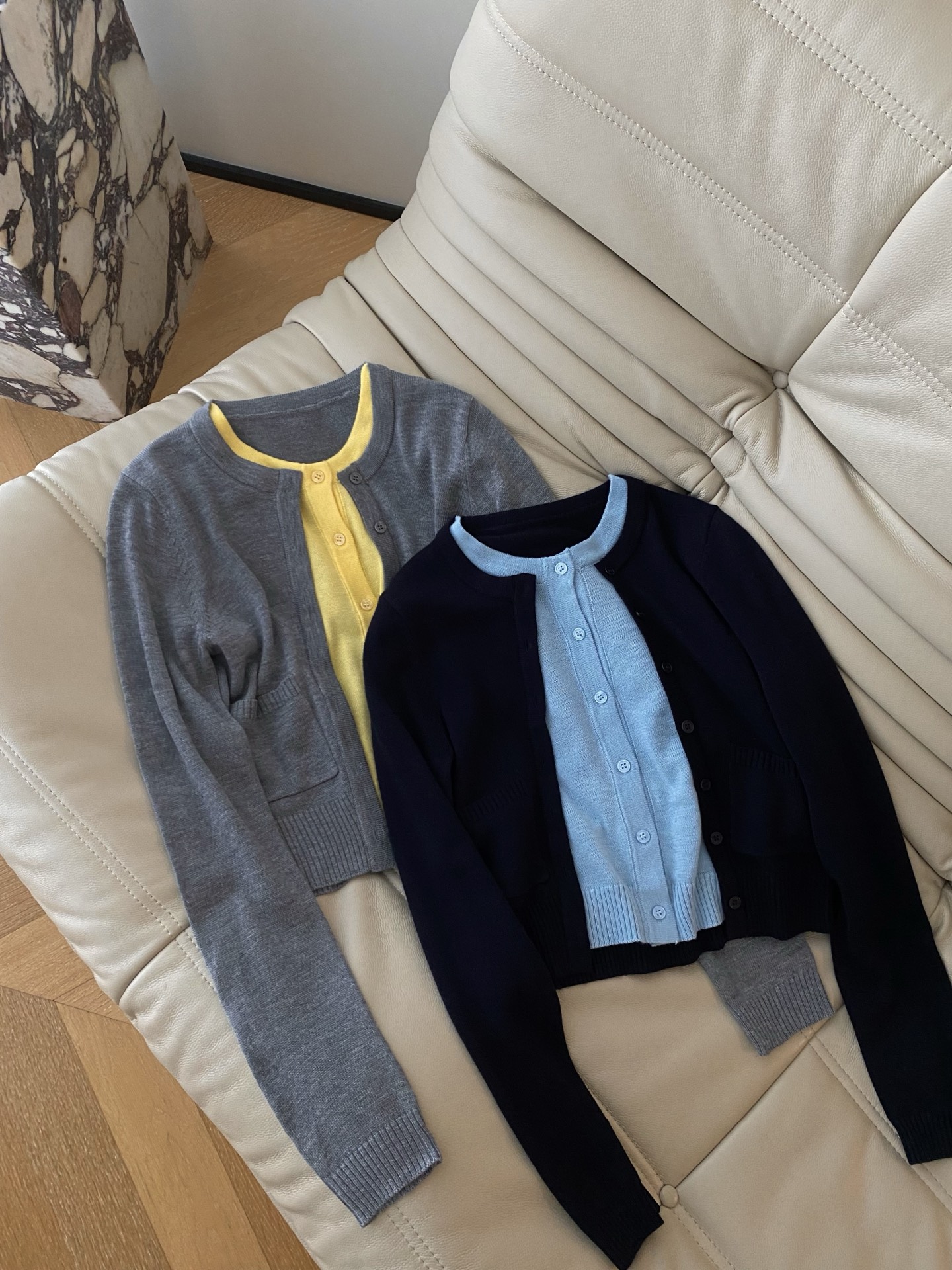 25。F秋冬 假两件毛衣开衫 假两件式叠穿外开衫与内层针织撞色门襟是吸睛的亮点 藏青蓝灰黄的配色组合既显