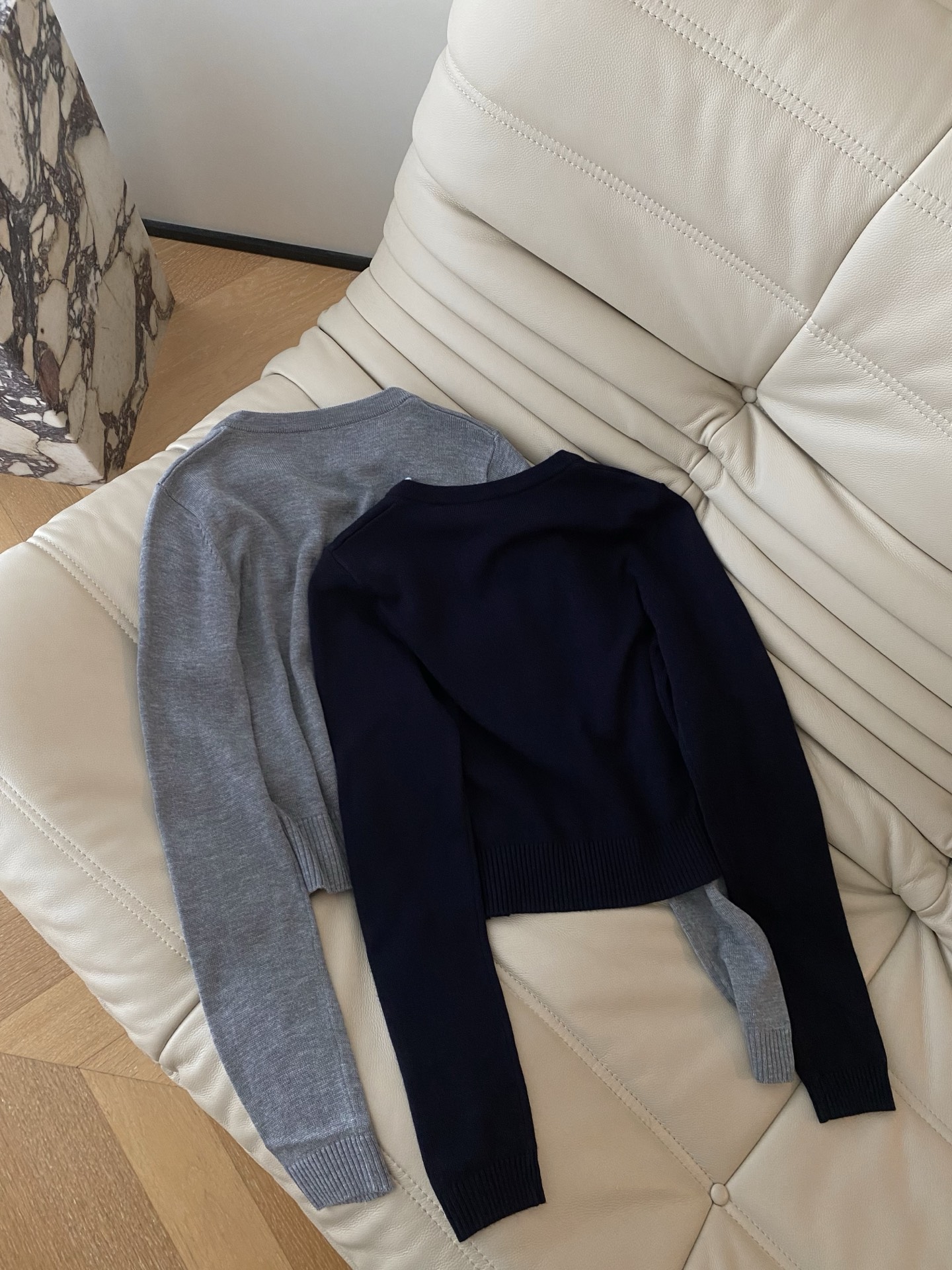 25。F秋冬 假两件毛衣开衫 假两件式叠穿外开衫与内层针织撞色门襟是吸睛的亮点 藏青蓝灰黄的配色组合既显