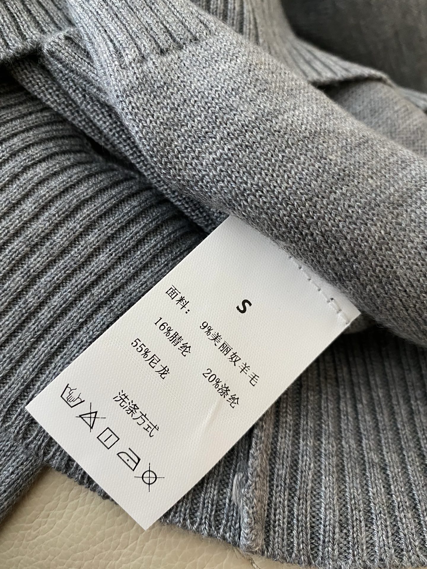 25。F秋冬 假两件毛衣开衫 假两件式叠穿外开衫与内层针织撞色门襟是吸睛的亮点 藏青蓝灰黄的配色组合既显