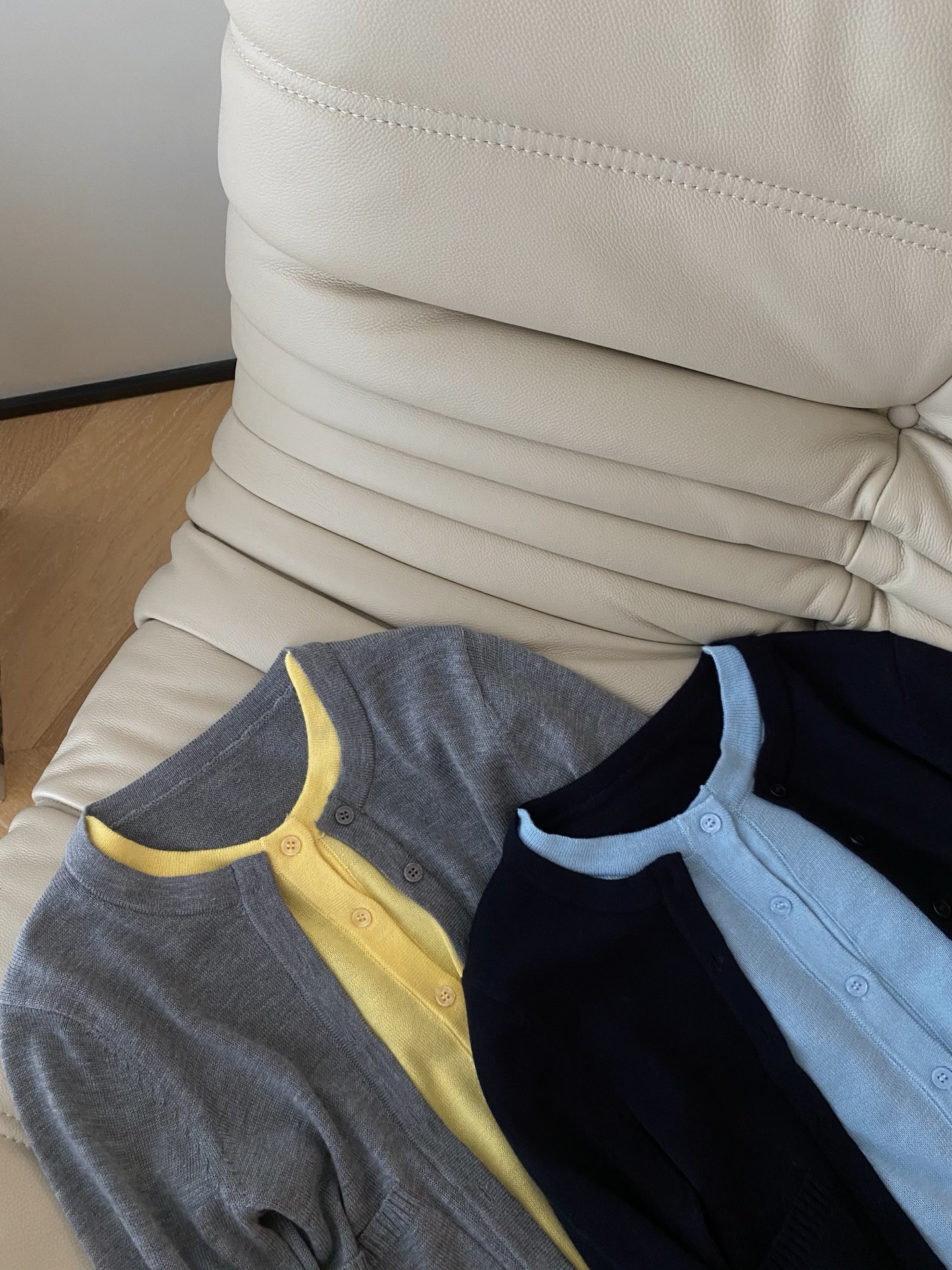 25。F秋冬 假两件毛衣开衫 假两件式叠穿外开衫与内层针织撞色门襟是吸睛的亮点 藏青蓝灰黄的配色组合既显