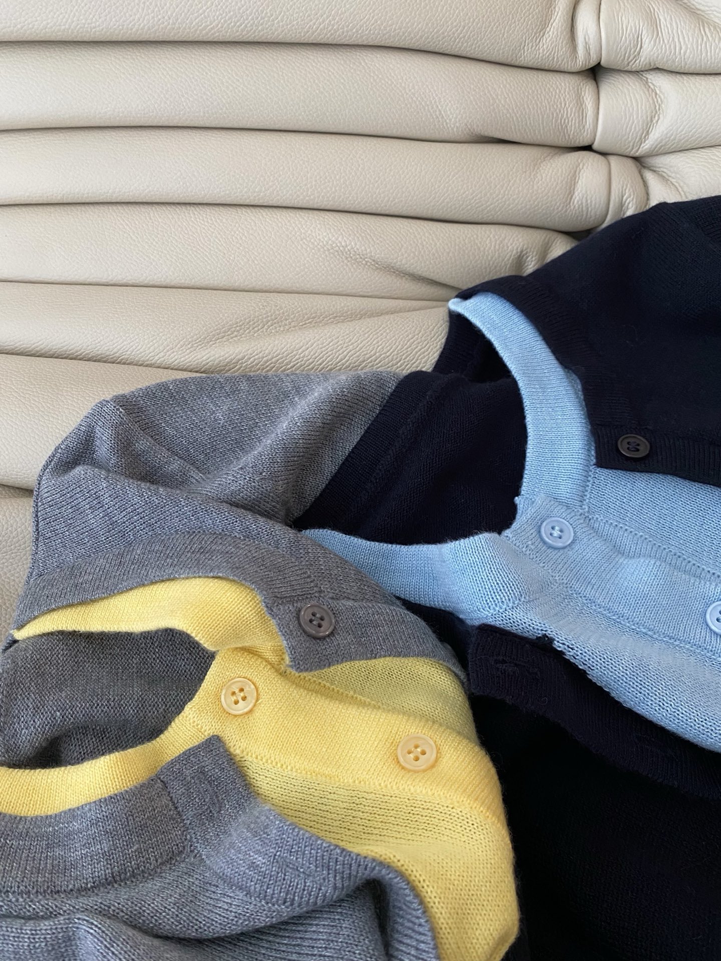 25。F秋冬 假两件毛衣开衫 假两件式叠穿外开衫与内层针织撞色门襟是吸睛的亮点 藏青蓝灰黄的配色组合既显