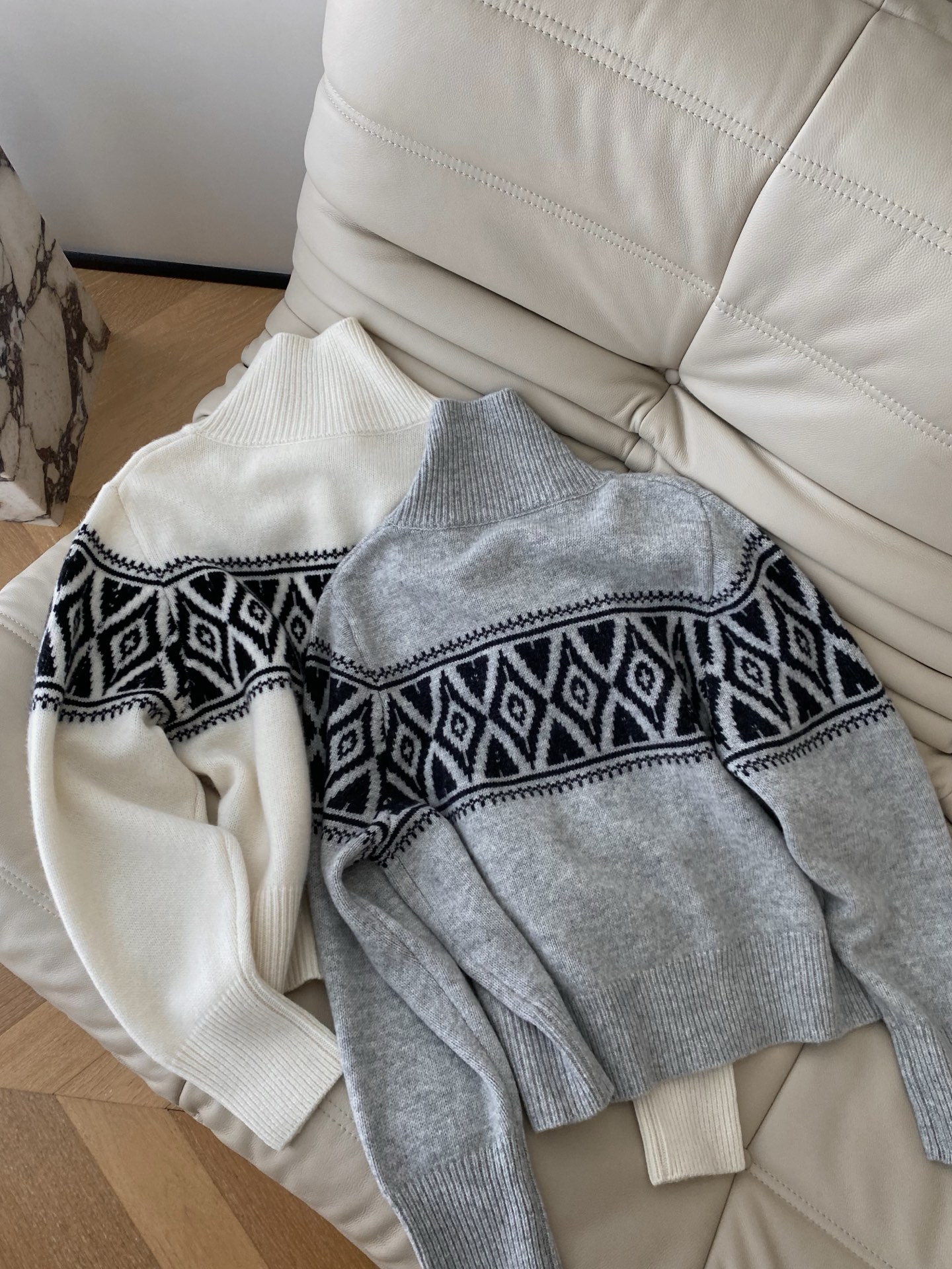 25。F秋冬 北欧风提花针织开衫 秋冬氛围感的精髓 米白款纯净温柔 浅灰款雅致高级 皆以经典北欧几何提花