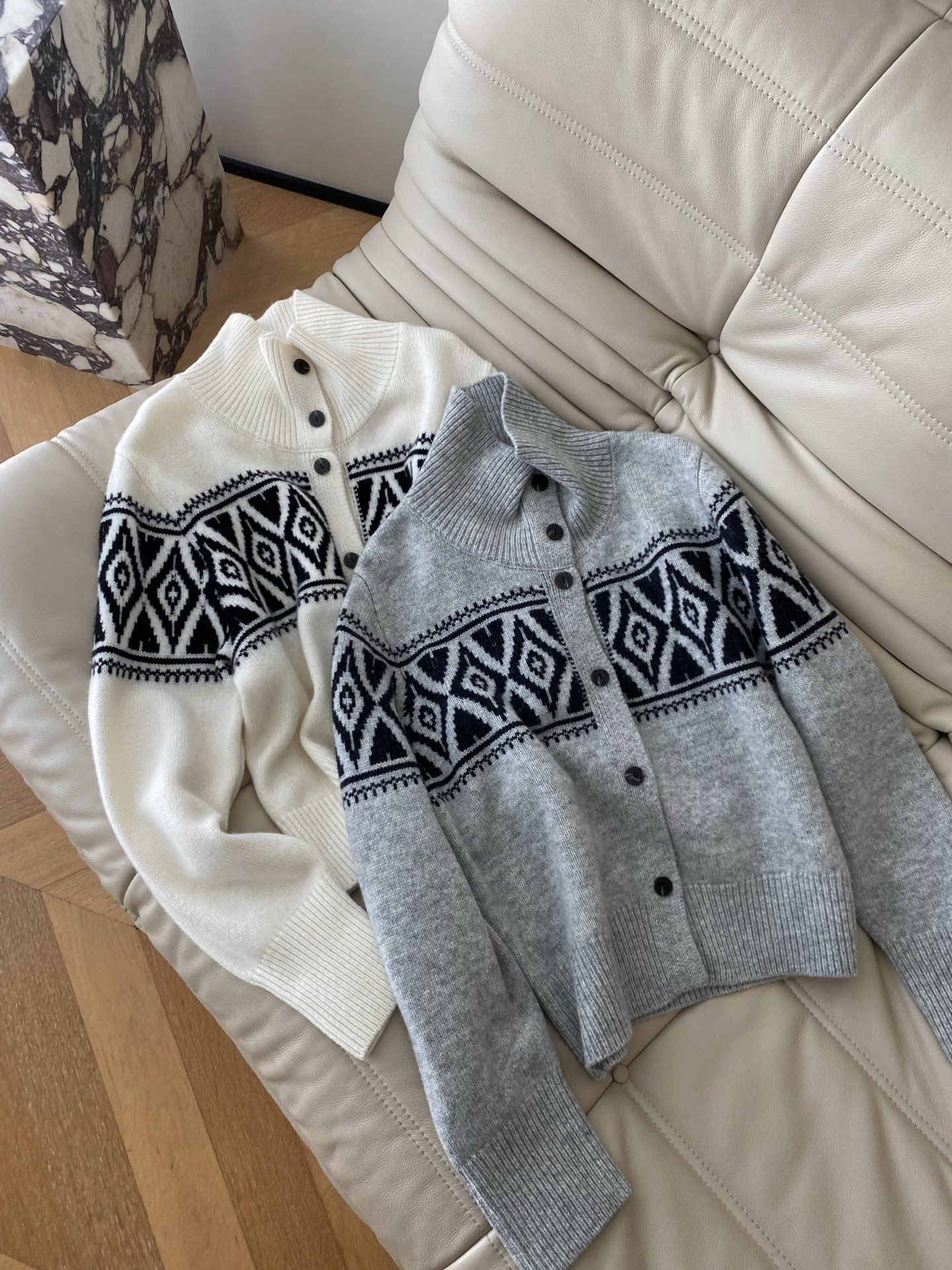 25。F秋冬 北欧风提花针织开衫 秋冬氛围感的精髓 米白款纯净温柔 浅灰款雅致高级 皆以经典北欧几何提花