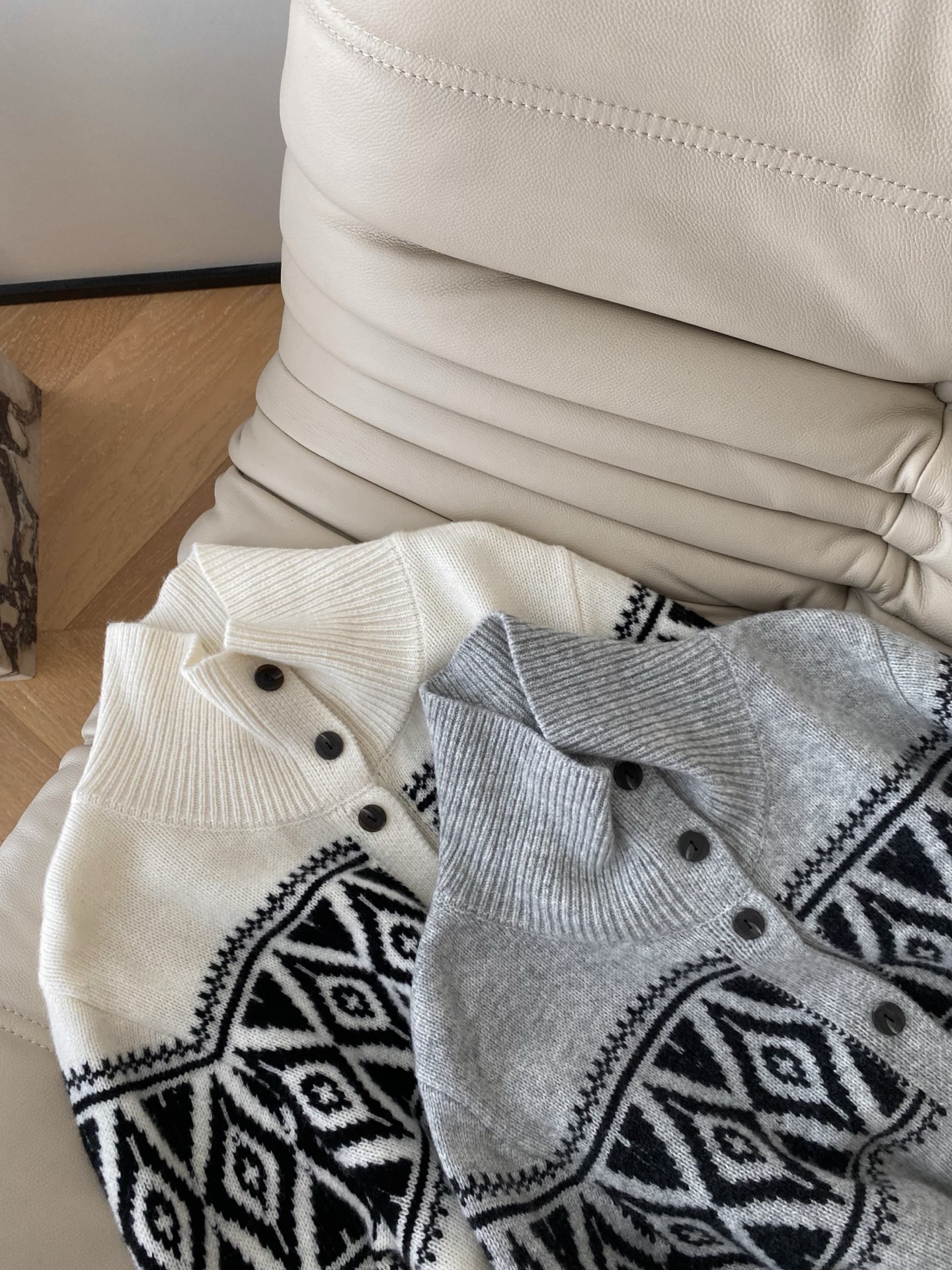 25。F秋冬 北欧风提花针织开衫 秋冬氛围感的精髓 米白款纯净温柔 浅灰款雅致高级 皆以经典北欧几何提花