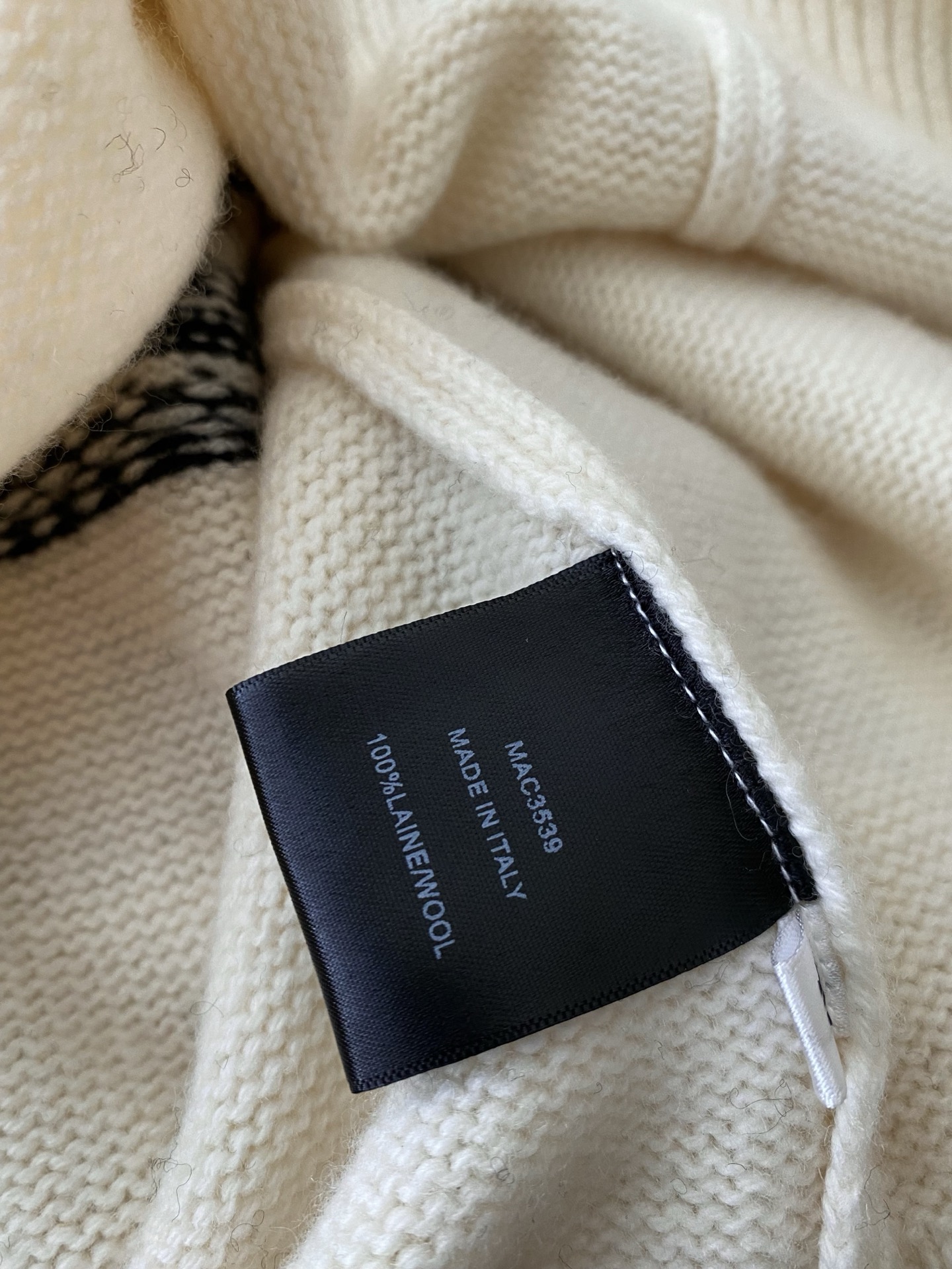 25。F秋冬 北欧风提花针织开衫 秋冬氛围感的精髓 米白款纯净温柔 浅灰款雅致高级 皆以经典北欧几何提花