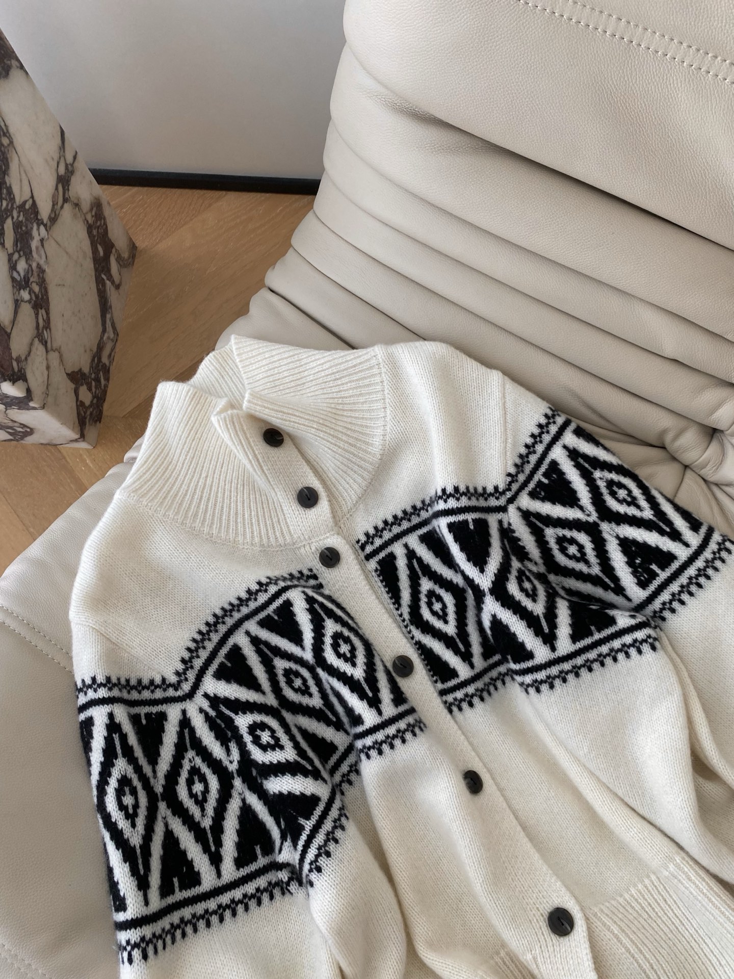 25。F秋冬 北欧风提花针织开衫 秋冬氛围感的精髓 米白款纯净温柔 浅灰款雅致高级 皆以经典北欧几何提花