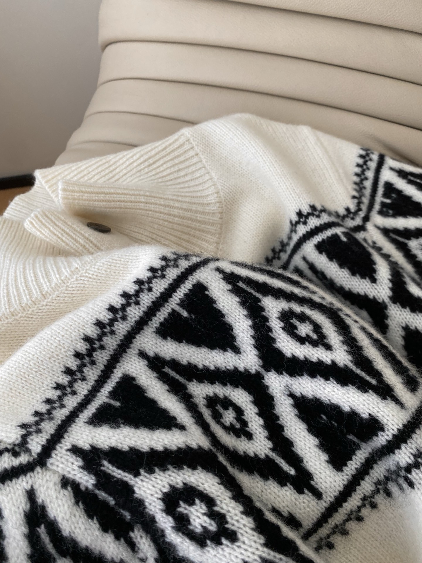 25。F秋冬 北欧风提花针织开衫 秋冬氛围感的精髓 米白款纯净温柔 浅灰款雅致高级 皆以经典北欧几何提花