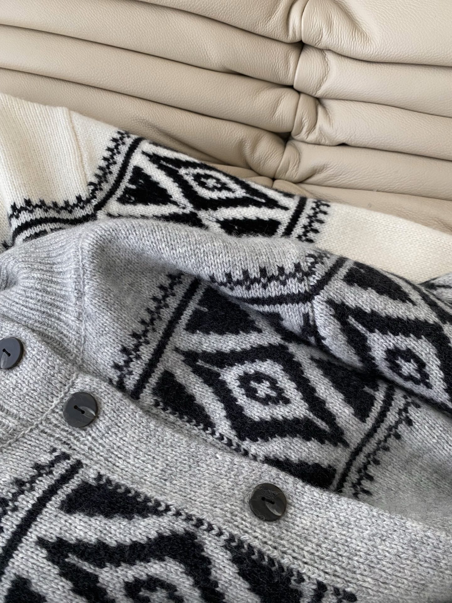 25。F秋冬 北欧风提花针织开衫 秋冬氛围感的精髓 米白款纯净温柔 浅灰款雅致高级 皆以经典北欧几何提花