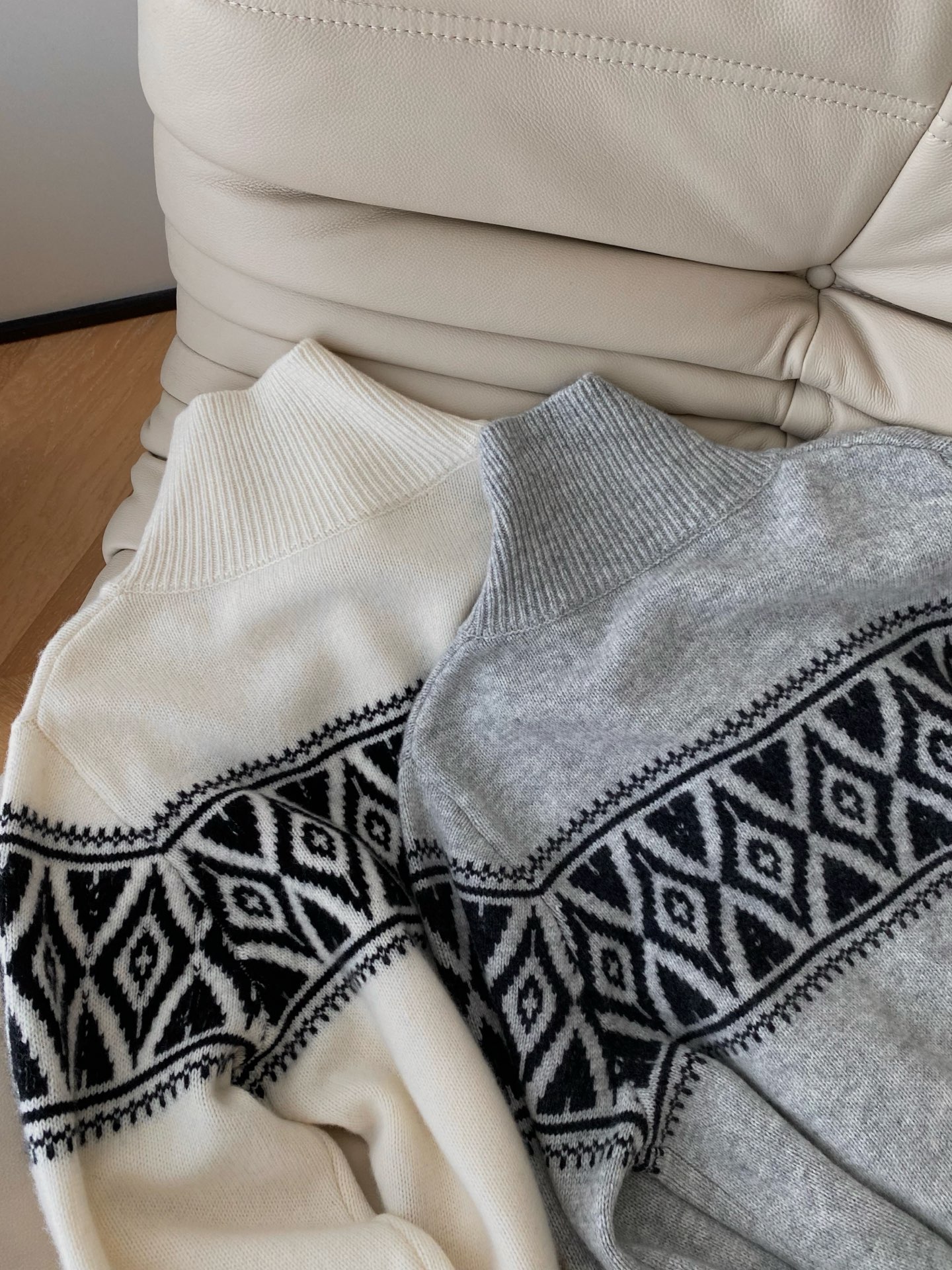 25。F秋冬 北欧风提花针织开衫 秋冬氛围感的精髓 米白款纯净温柔 浅灰款雅致高级 皆以经典北欧几何提花