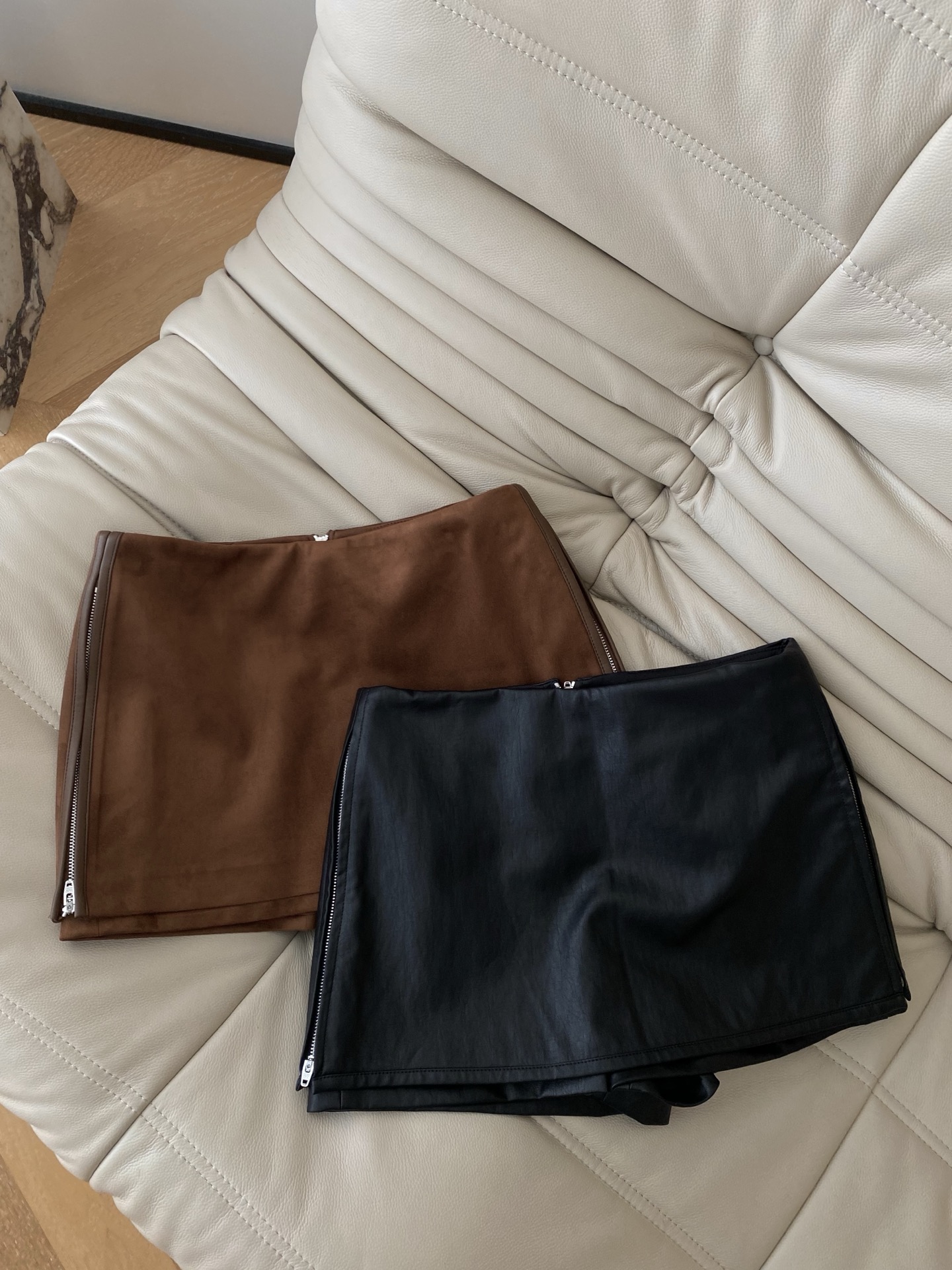 25。F秋冬 拉链设计皮裤裙 麂皮绒材质自带复古滤镜 经典蛋白皮利落大气 后中拉链极具设计感 版型修身显