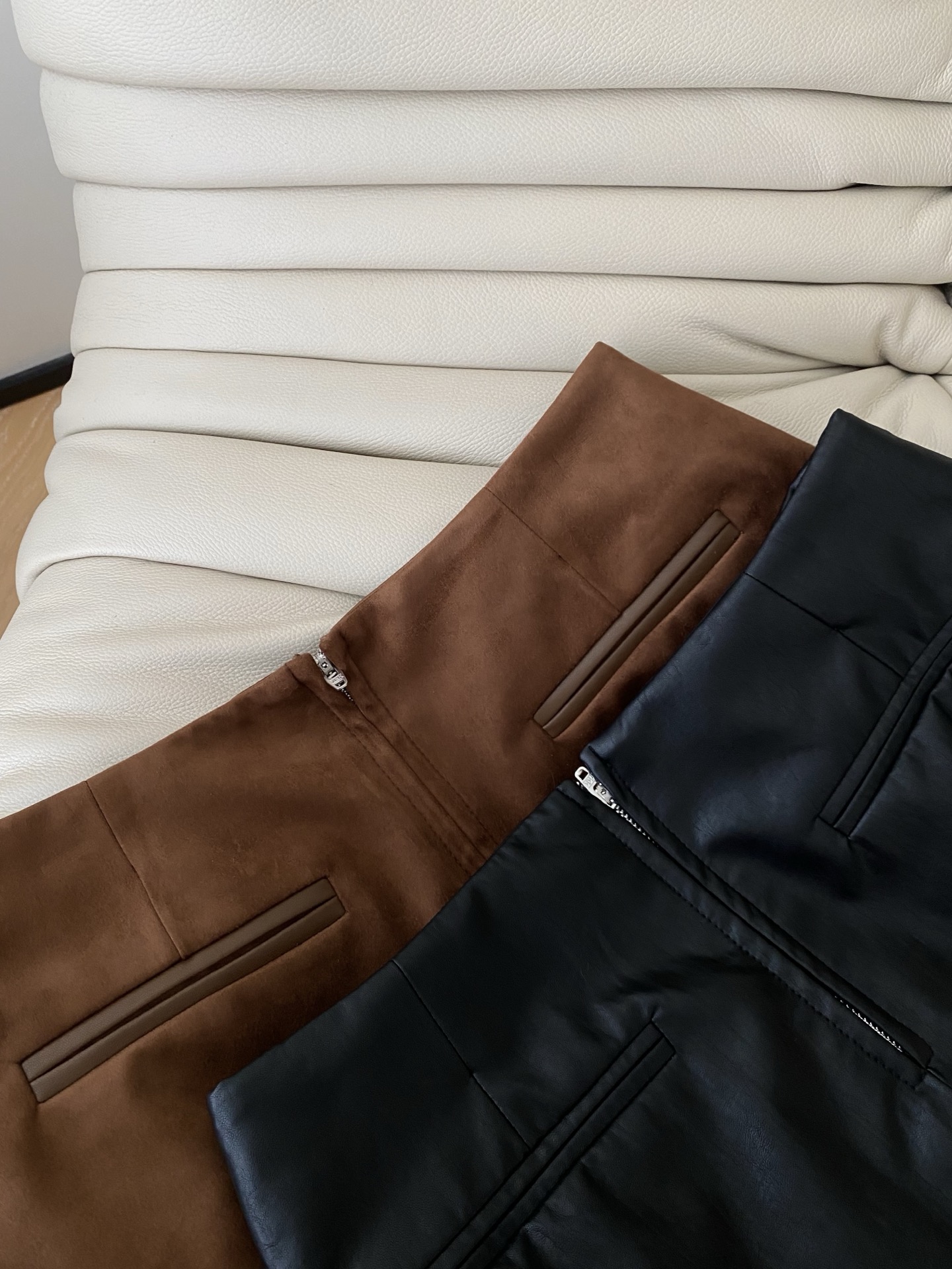 25。F秋冬 拉链设计皮裤裙 麂皮绒材质自带复古滤镜 经典蛋白皮利落大气 后中拉链极具设计感 版型修身显