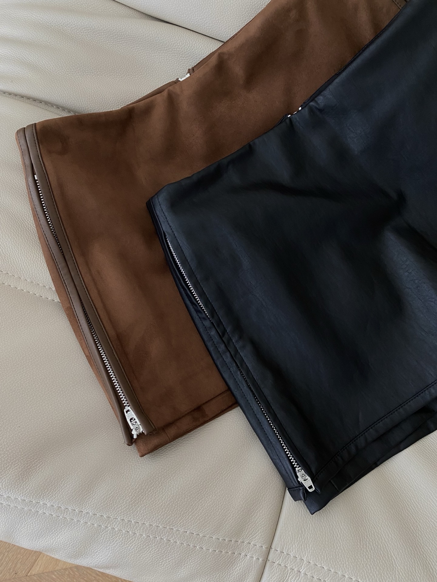 25。F秋冬 拉链设计皮裤裙 麂皮绒材质自带复古滤镜 经典蛋白皮利落大气 后中拉链极具设计感 版型修身显