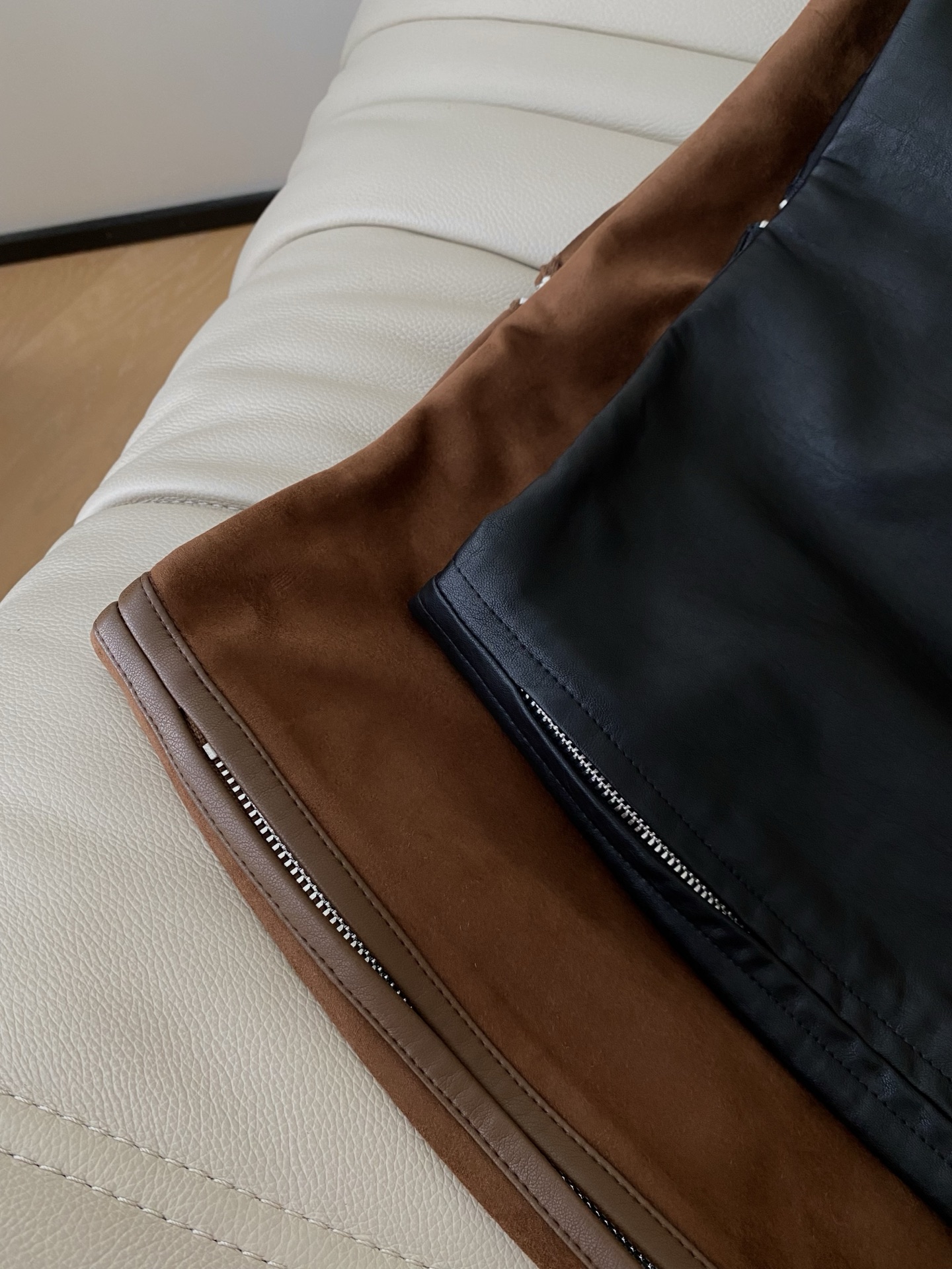 25。F秋冬 拉链设计皮裤裙 麂皮绒材质自带复古滤镜 经典蛋白皮利落大气 后中拉链极具设计感 版型修身显