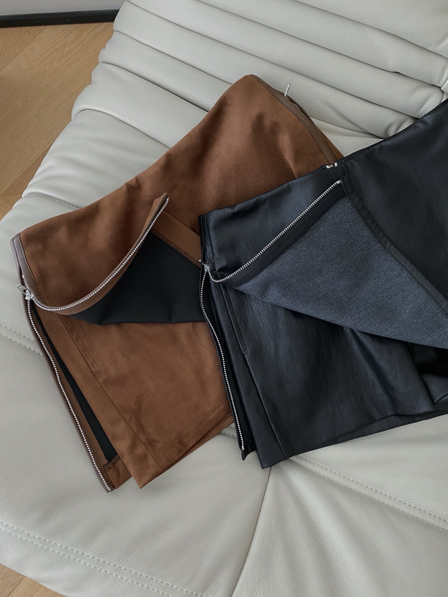 25。F秋冬 拉链设计皮裤裙 麂皮绒材质自带复古滤镜 经典蛋白皮利落大气 后中拉链极具设计感 版型修身显