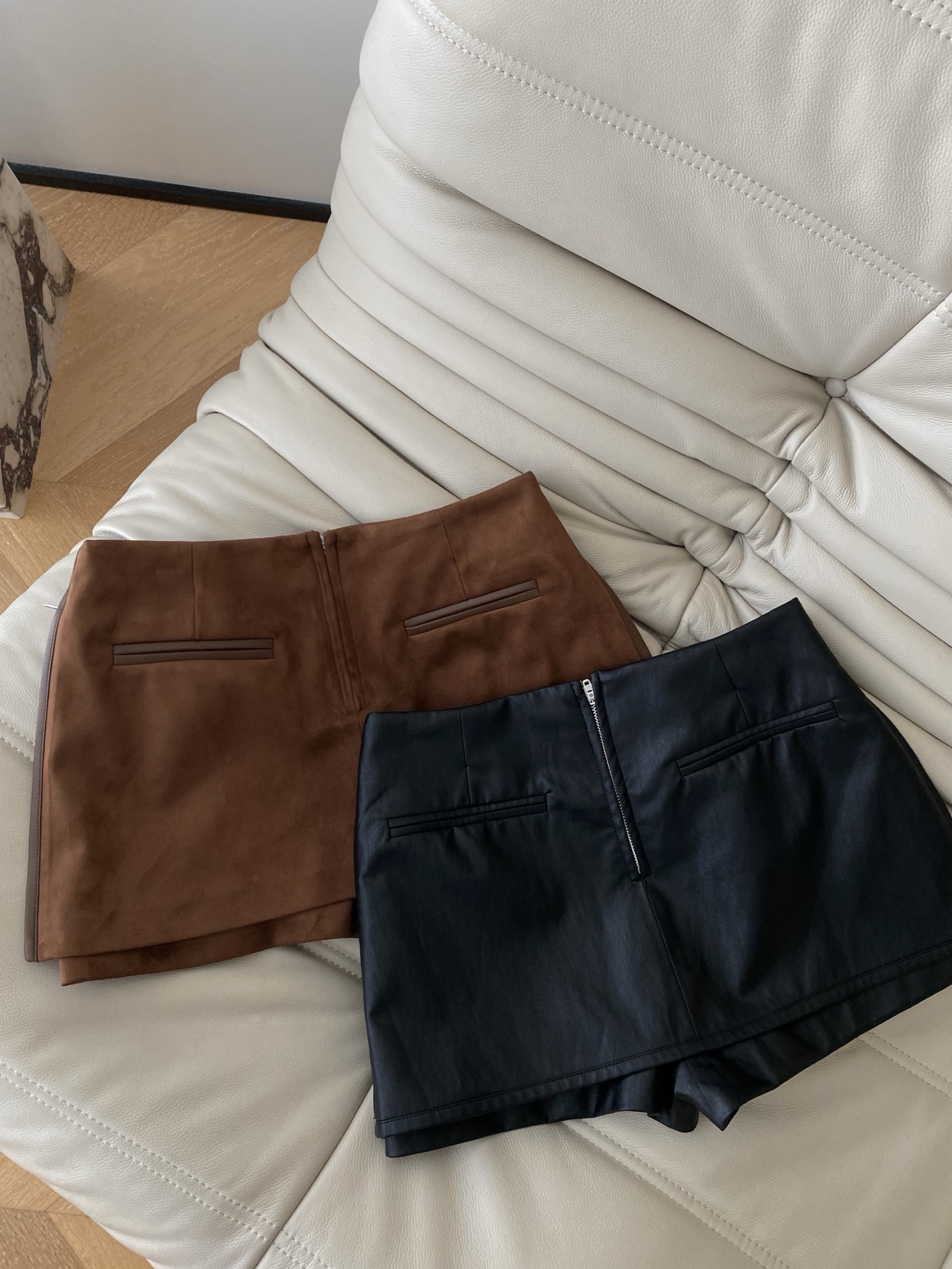 25。F秋冬 拉链设计皮裤裙 麂皮绒材质自带复古滤镜 经典蛋白皮利落大气 后中拉链极具设计感 版型修身显