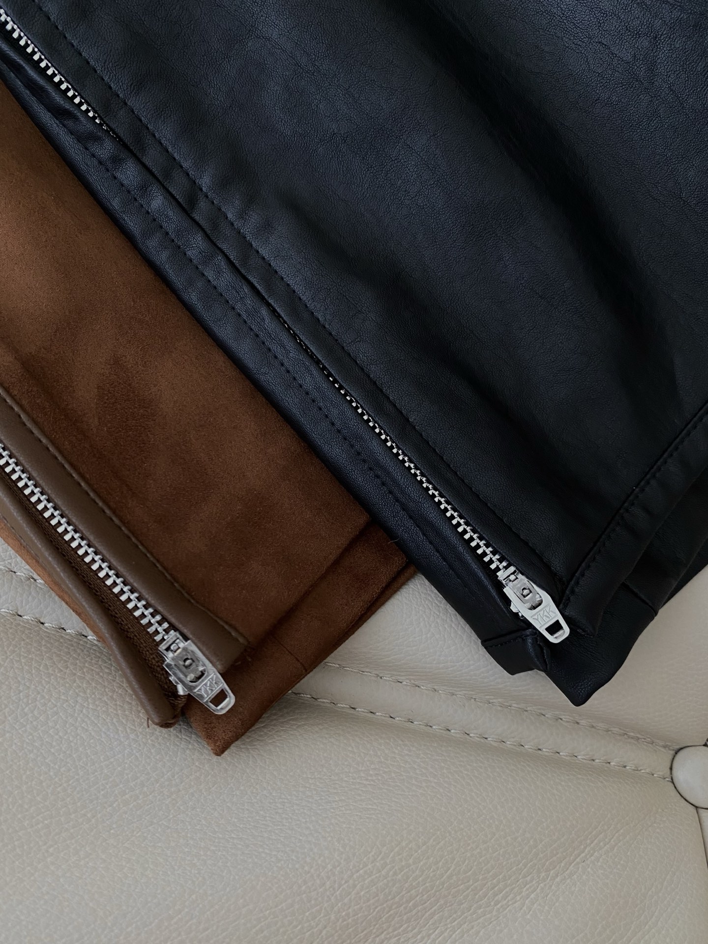 25。F秋冬 拉链设计皮裤裙 麂皮绒材质自带复古滤镜 经典蛋白皮利落大气 后中拉链极具设计感 版型修身显