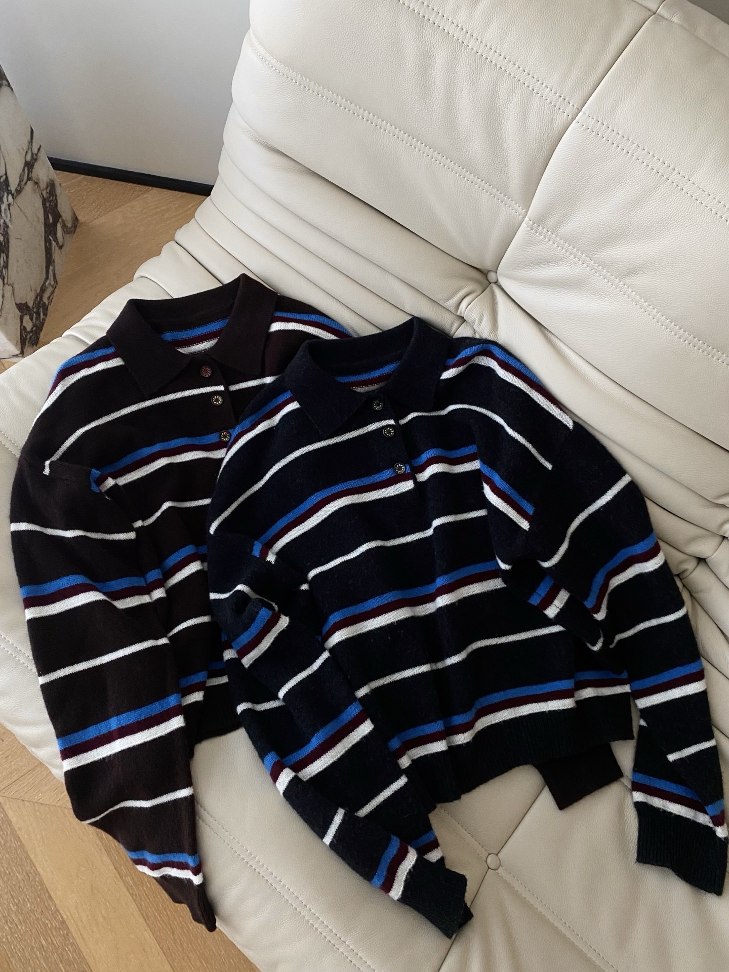 25。F秋冬 复古条纹polo针织衫 深棕与藏青的底色交织着蓝白红的条纹 美式复古的随性腔调 又带着针织