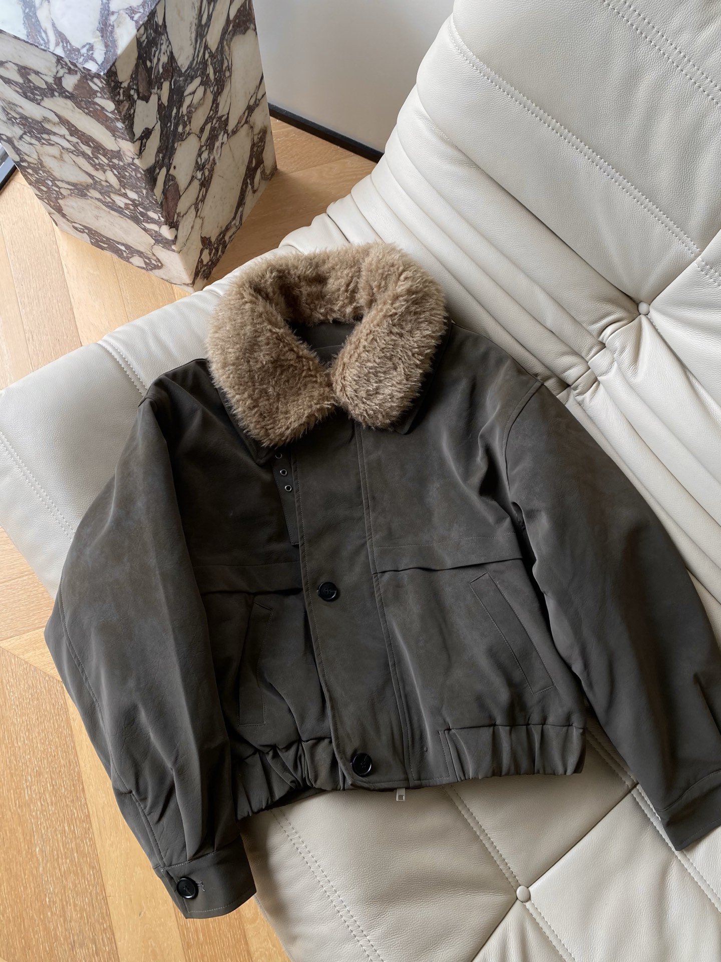 25。F秋冬 毛领麂皮夹克外套 复古做旧的复古绿大翻领毛领软乎乎地裹住脖颈 利落剪裁工装风 帅气随性又有