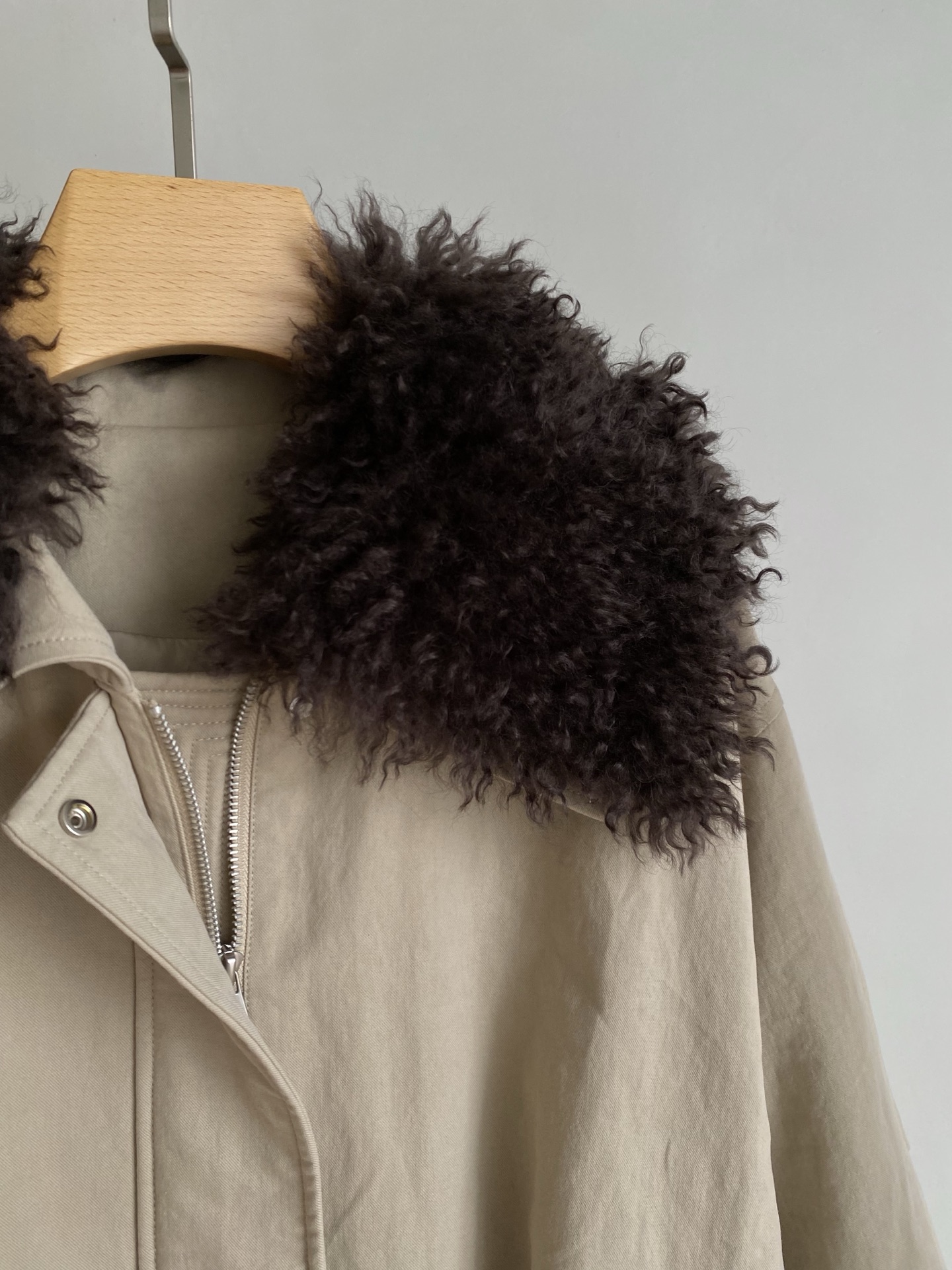 25。F秋冬 鹅绒夹克羽绒服 可拆卸毛领+轻盈鹅绒填充 冬天装上毛领软乎乎抗风又显贵 宽松版型不挑身材 