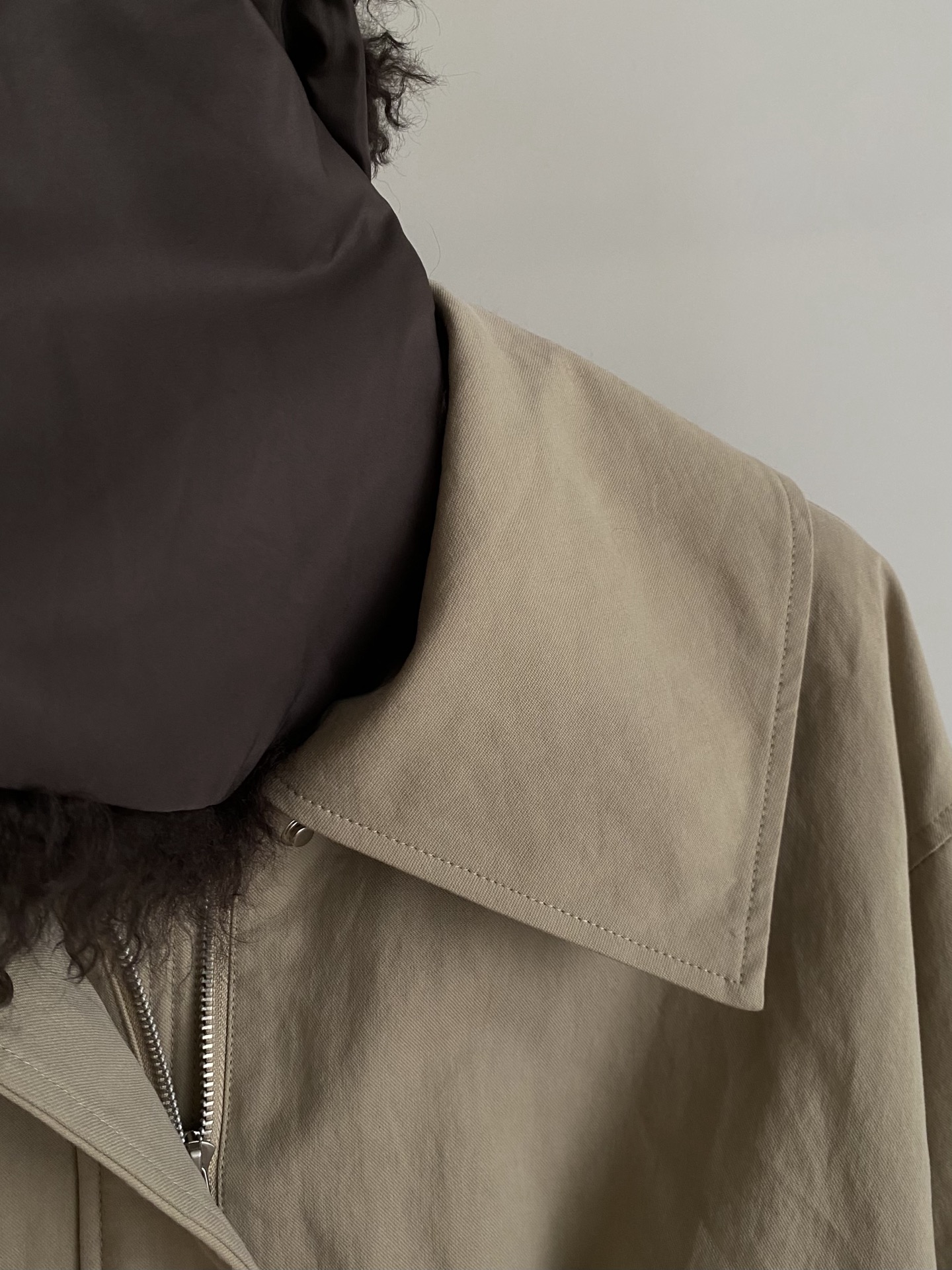 25。F秋冬 鹅绒夹克羽绒服 可拆卸毛领+轻盈鹅绒填充 冬天装上毛领软乎乎抗风又显贵 宽松版型不挑身材 