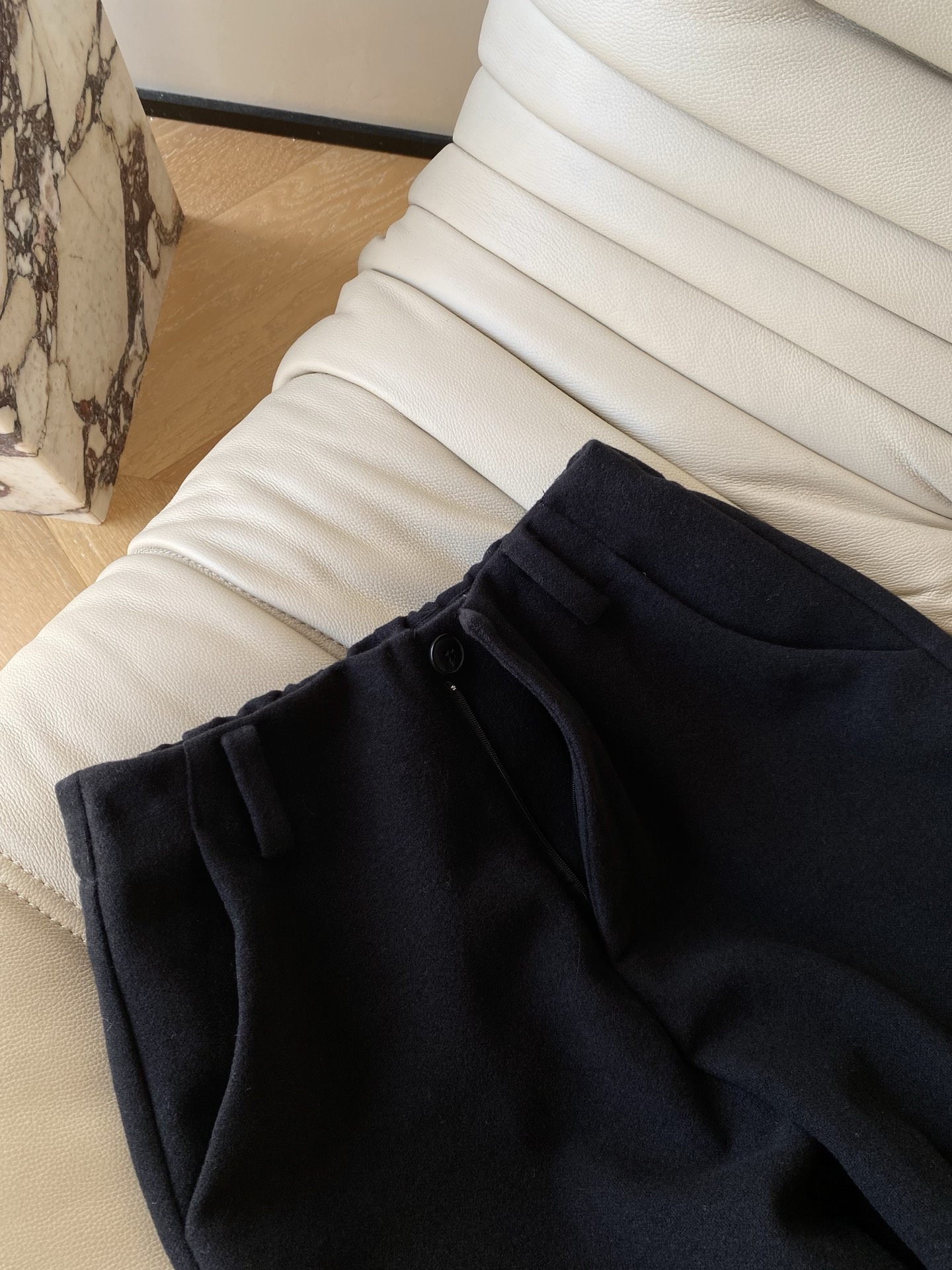 25。F秋冬 弯刀阔腿毛呢裤 弯刀版型巧妙修饰腿型 高腰设计轻松拉高腰线 宽松阔腿走路带风藏肉 毛呢面料