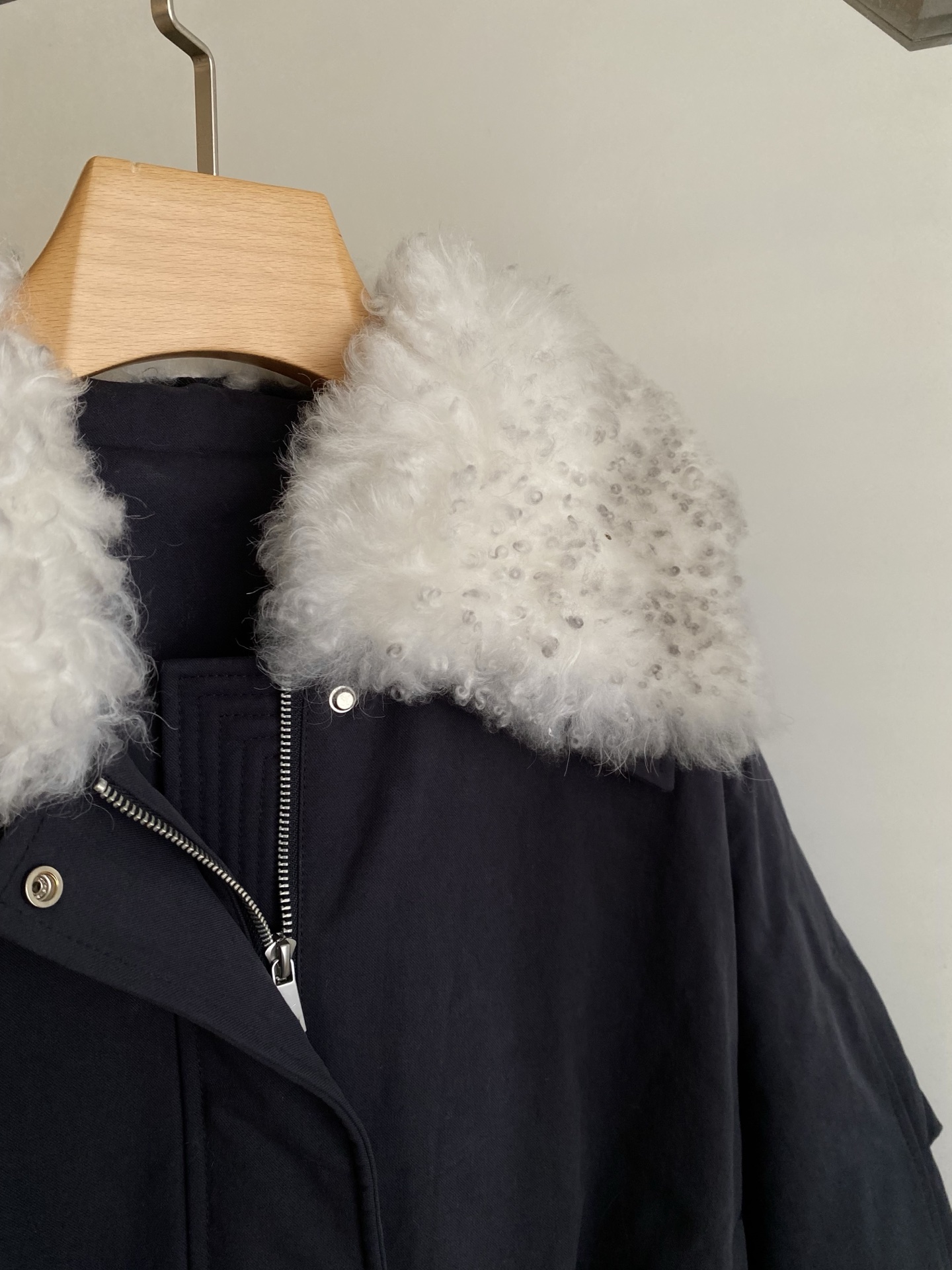 25。F秋冬 鹅绒夹克羽绒服 可拆卸毛领+轻盈鹅绒填充 冬天装上毛领软乎乎抗风又显贵 宽松版型不挑身材 