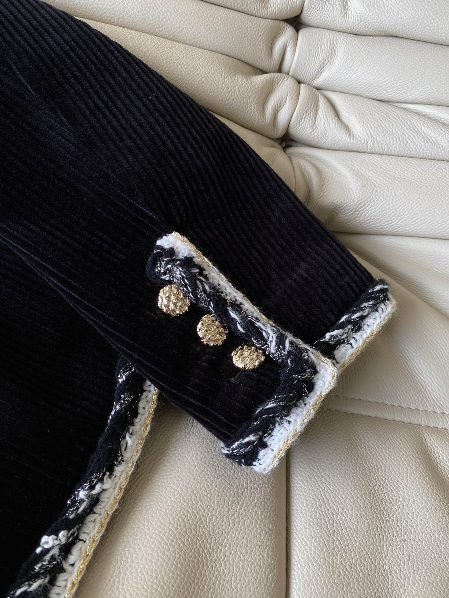 25。F秋冬 中古香风灯芯绒外套 选用优质灯芯绒面料 黑色细条绒面细腻有光泽 兼具复古质感于保暖性 门襟