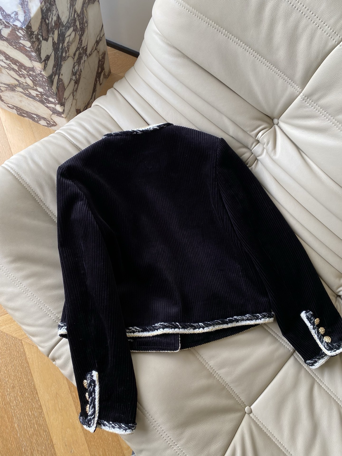 25。F秋冬 中古香风灯芯绒外套 选用优质灯芯绒面料 黑色细条绒面细腻有光泽 兼具复古质感于保暖性 门襟