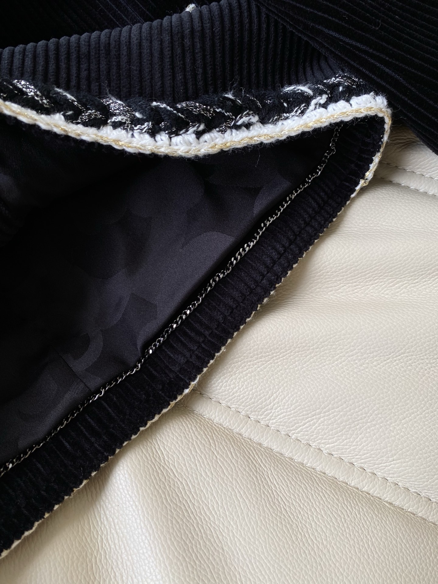 25。F秋冬 中古香风灯芯绒外套 选用优质灯芯绒面料 黑色细条绒面细腻有光泽 兼具复古质感于保暖性 门襟