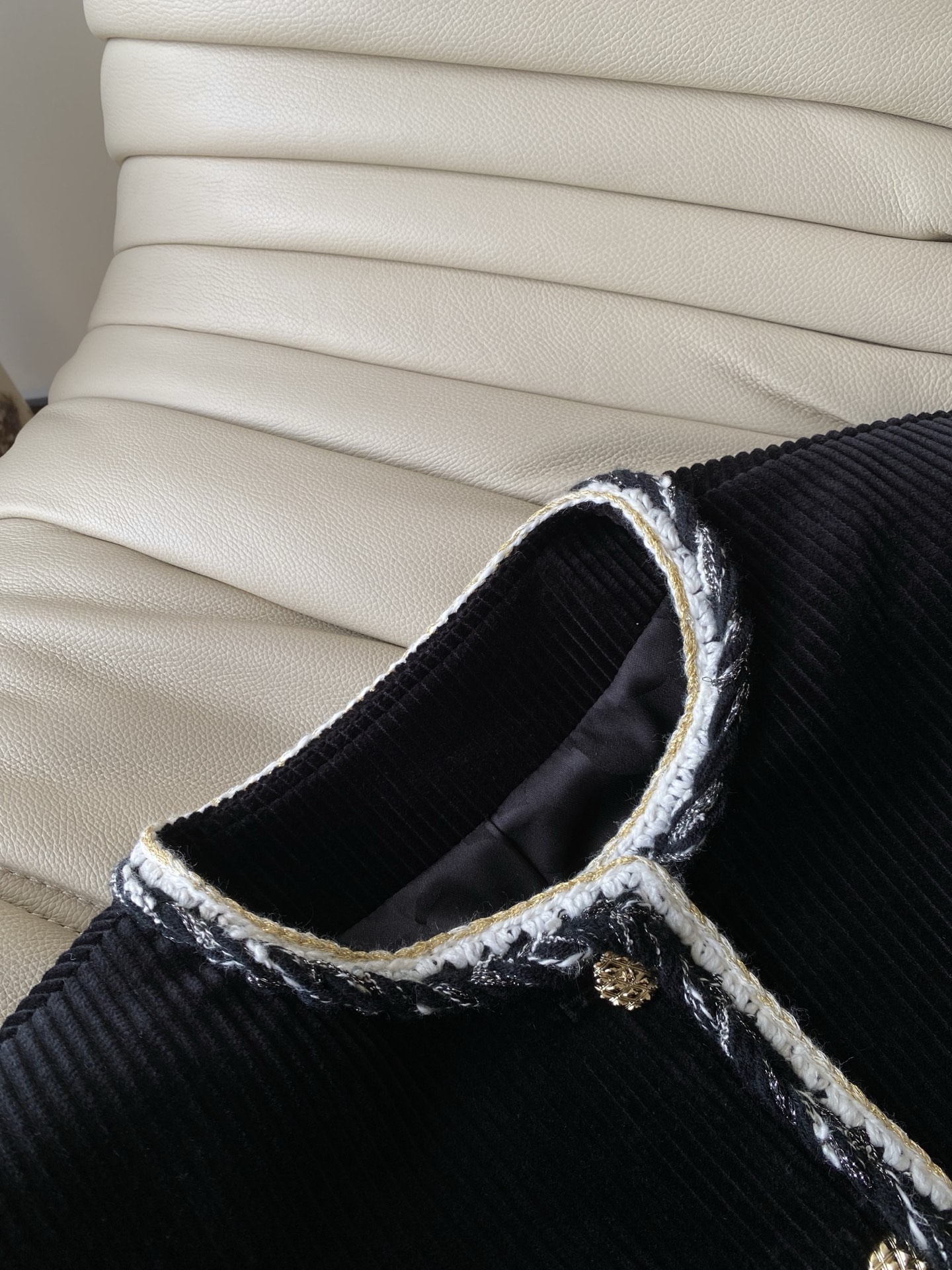 25。F秋冬 中古香风灯芯绒外套 选用优质灯芯绒面料 黑色细条绒面细腻有光泽 兼具复古质感于保暖性 门襟