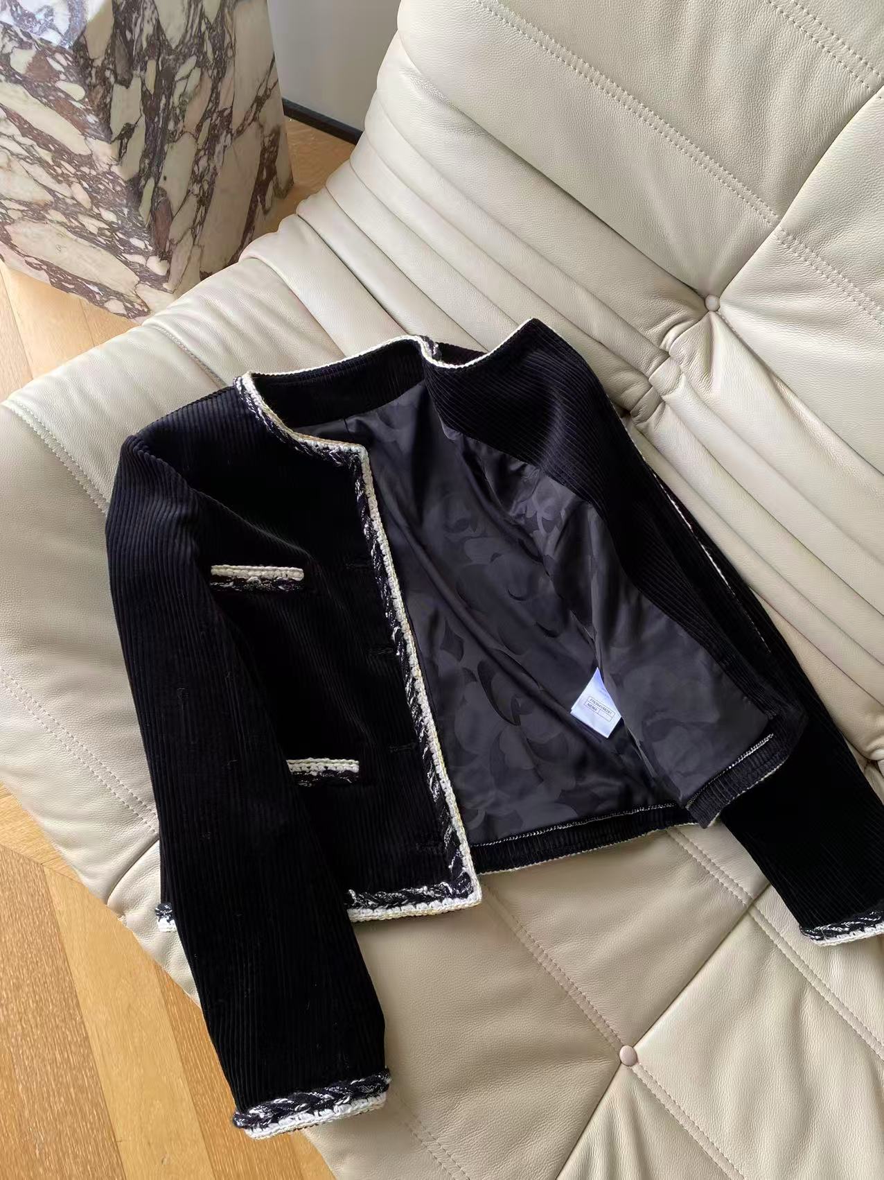 25。F秋冬 中古香风灯芯绒外套 选用优质灯芯绒面料 黑色细条绒面细腻有光泽 兼具复古质感于保暖性 门襟