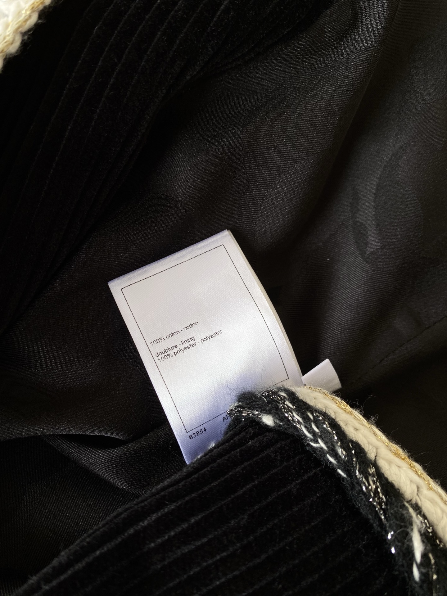 25。F秋冬 中古香风灯芯绒外套 选用优质灯芯绒面料 黑色细条绒面细腻有光泽 兼具复古质感于保暖性 门襟