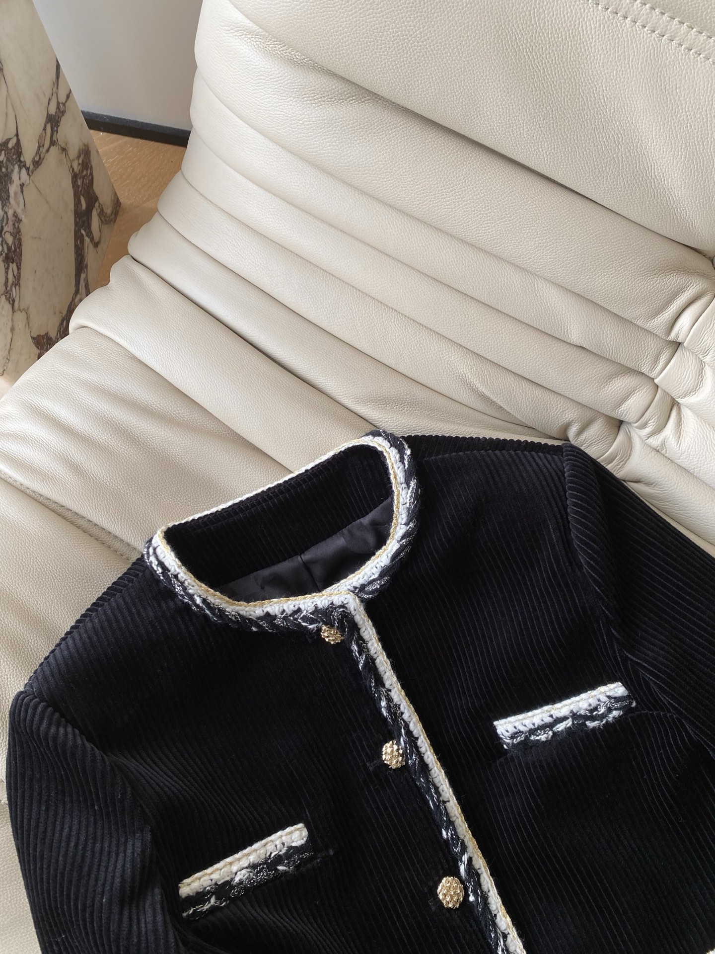 25。F秋冬 中古香风灯芯绒外套 选用优质灯芯绒面料 黑色细条绒面细腻有光泽 兼具复古质感于保暖性 门襟