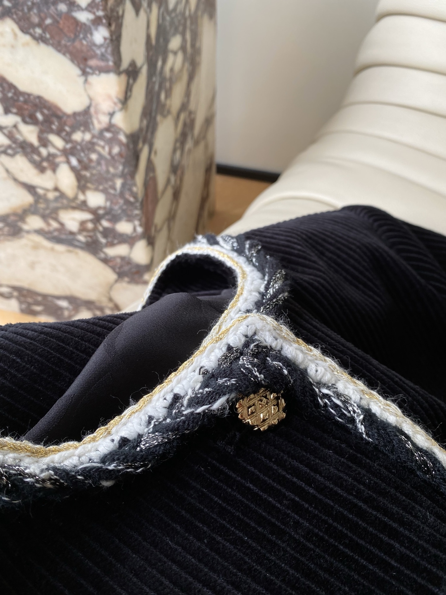 25。F秋冬 中古香风灯芯绒外套 选用优质灯芯绒面料 黑色细条绒面细腻有光泽 兼具复古质感于保暖性 门襟