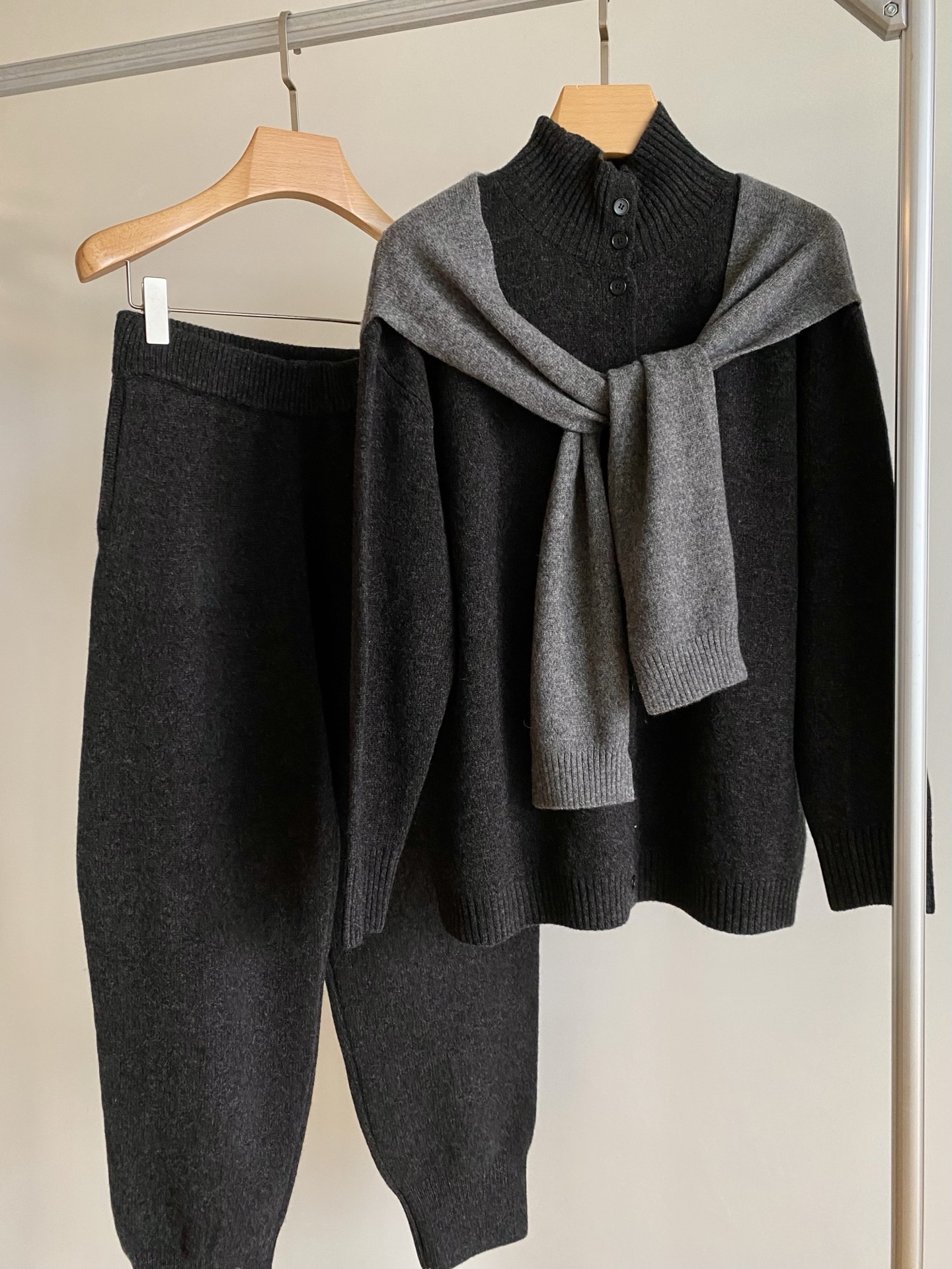 25。F秋冬 半高领毛衣裤子套装 深灰针织套装自带松弛高级感 高领内搭开衫披肩假两件叠穿既视感层次丰富又