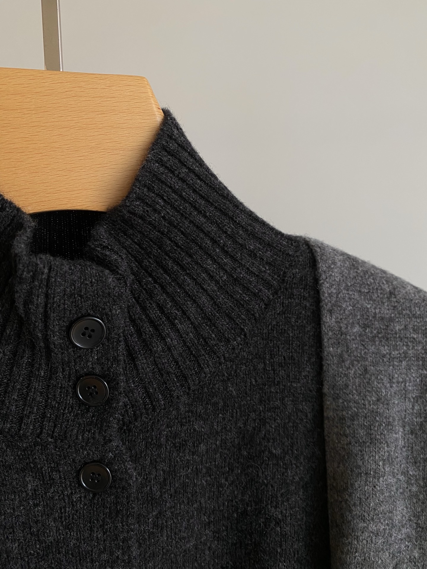 25。F秋冬 半高领毛衣裤子套装 深灰针织套装自带松弛高级感 高领内搭开衫披肩假两件叠穿既视感层次丰富又