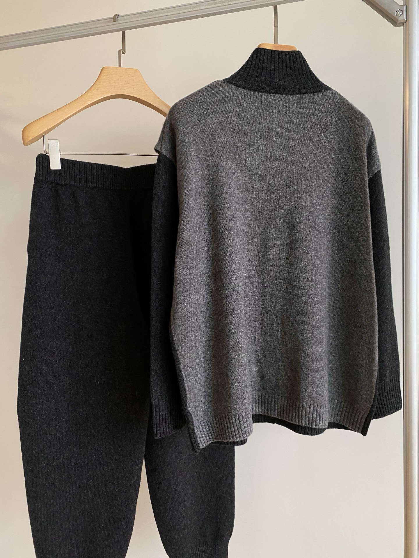 25。F秋冬 半高领毛衣裤子套装 深灰针织套装自带松弛高级感 高领内搭开衫披肩假两件叠穿既视感层次丰富又
