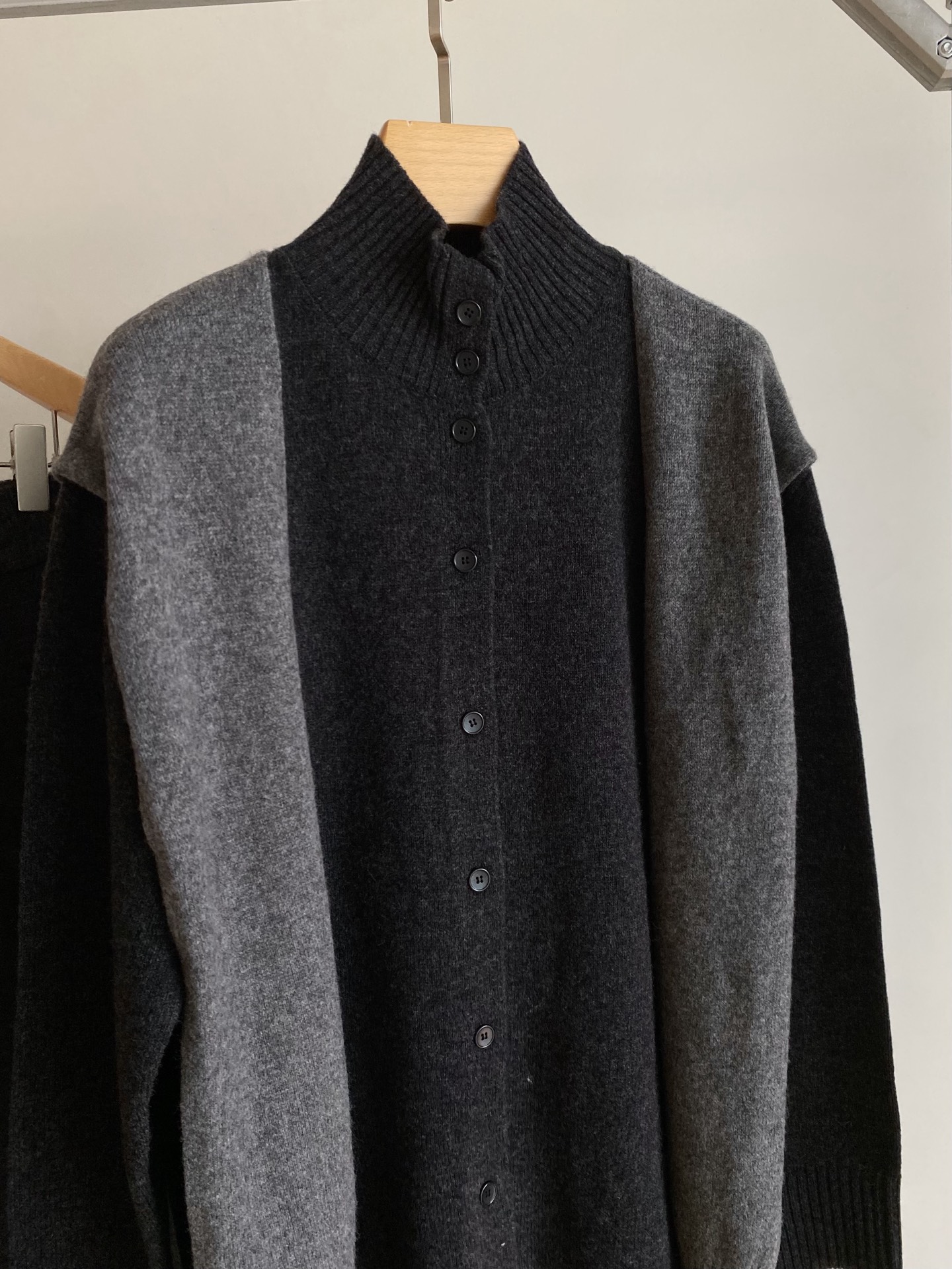 25。F秋冬 半高领毛衣裤子套装 深灰针织套装自带松弛高级感 高领内搭开衫披肩假两件叠穿既视感层次丰富又