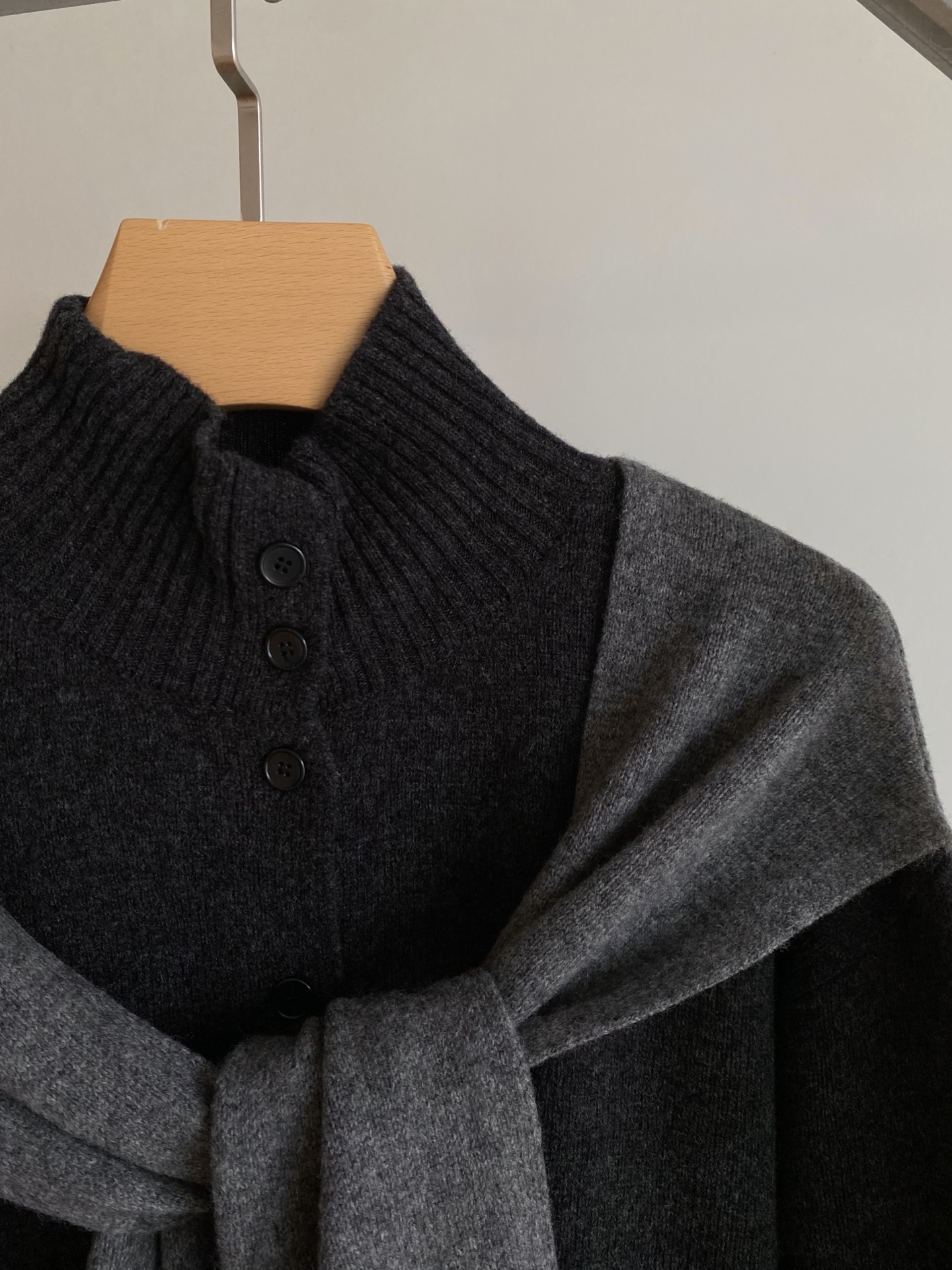 25。F秋冬 半高领毛衣裤子套装 深灰针织套装自带松弛高级感 高领内搭开衫披肩假两件叠穿既视感层次丰富又