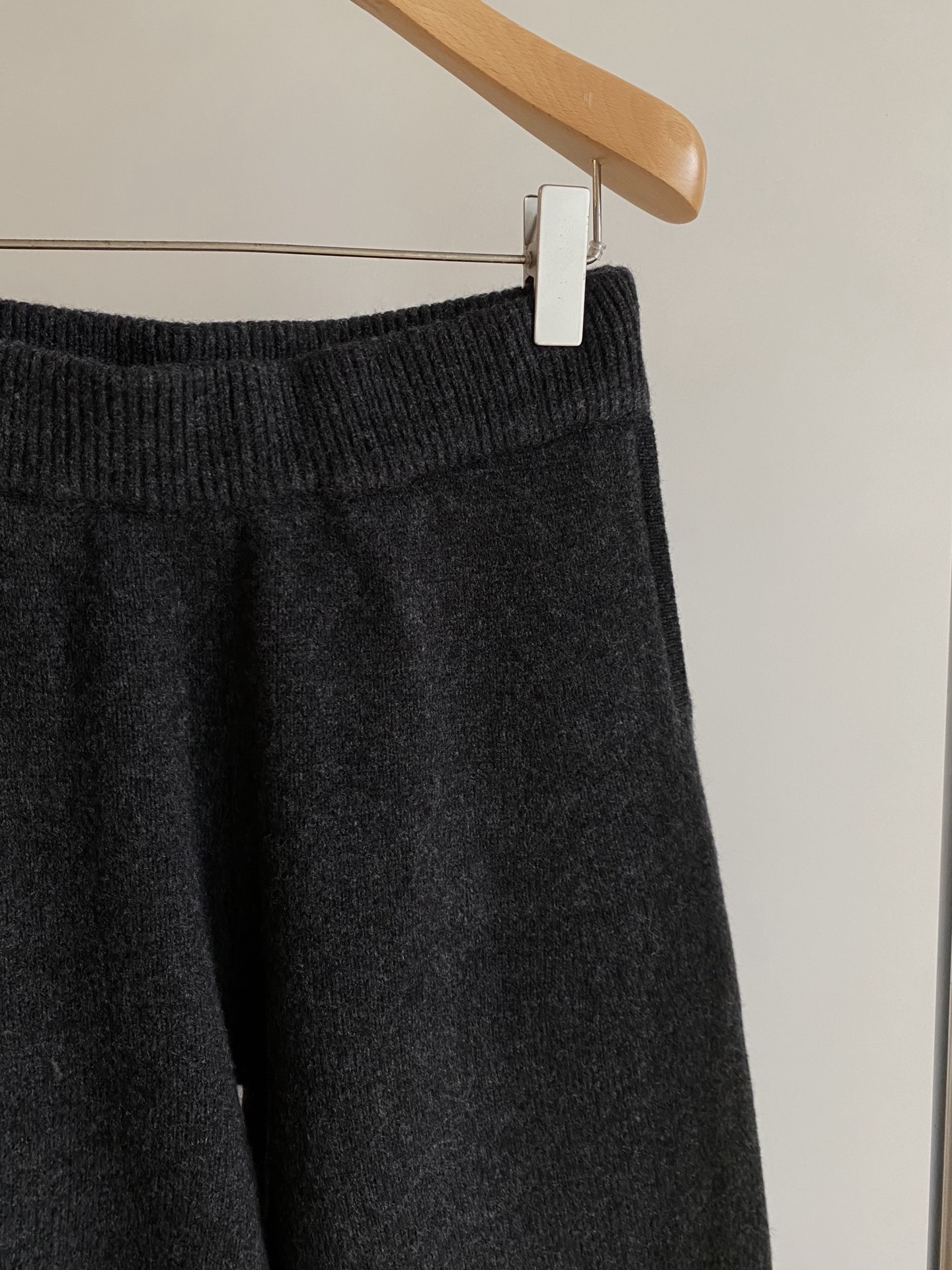 25。F秋冬 半高领毛衣裤子套装 深灰针织套装自带松弛高级感 高领内搭开衫披肩假两件叠穿既视感层次丰富又