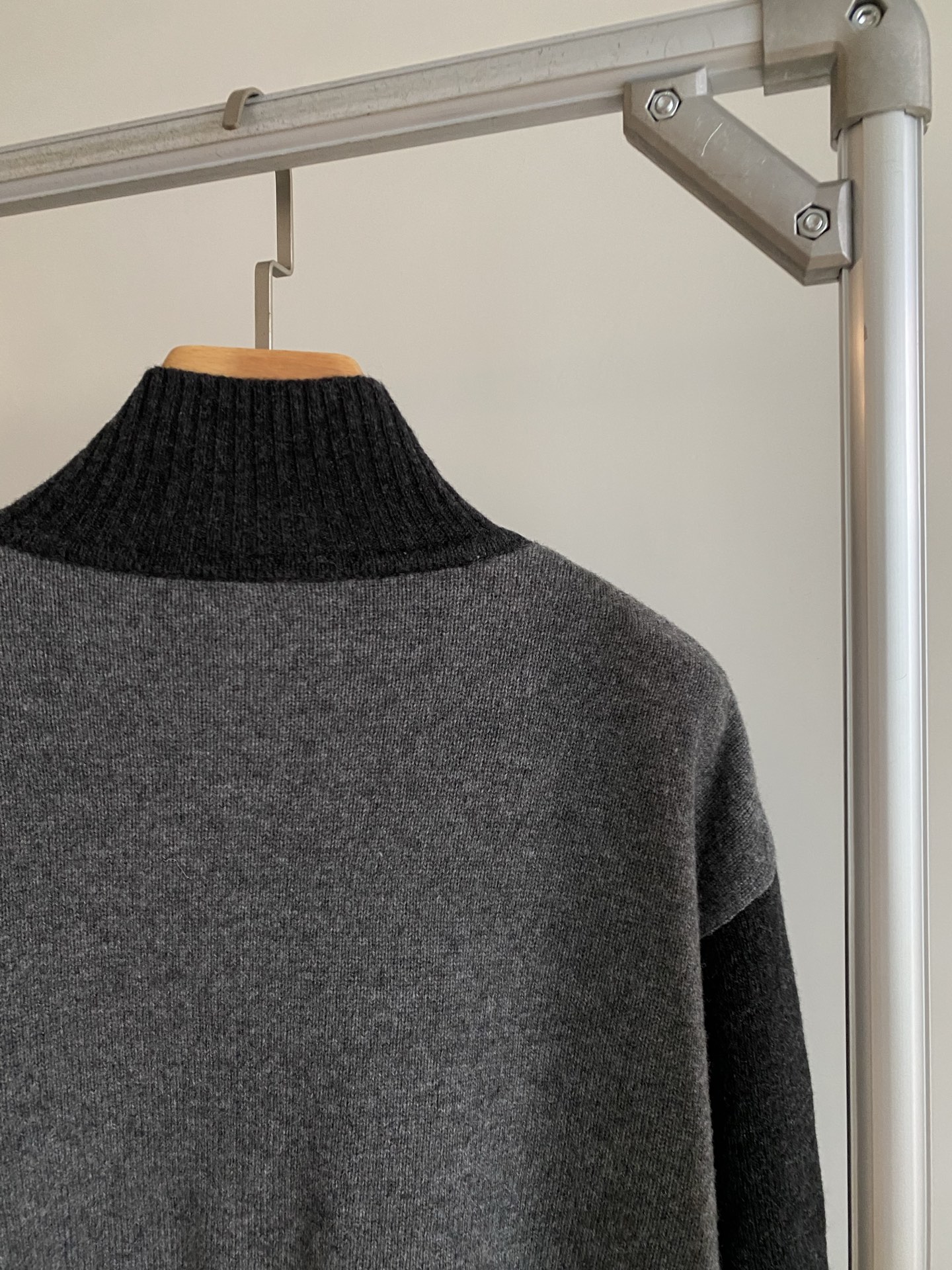 25。F秋冬 半高领毛衣裤子套装 深灰针织套装自带松弛高级感 高领内搭开衫披肩假两件叠穿既视感层次丰富又