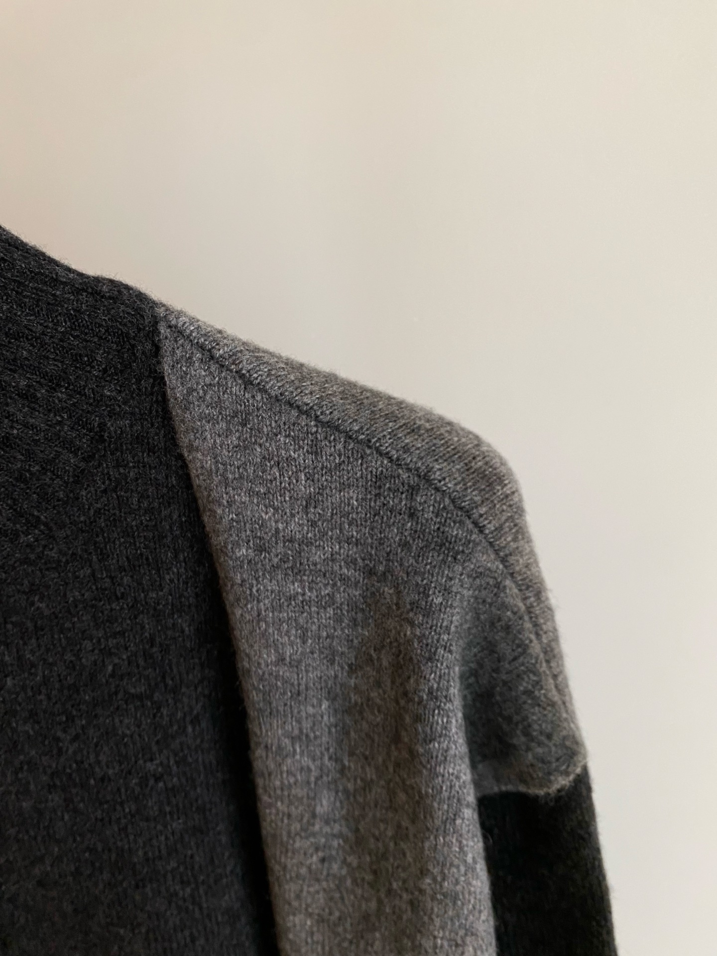 25。F秋冬 半高领毛衣裤子套装 深灰针织套装自带松弛高级感 高领内搭开衫披肩假两件叠穿既视感层次丰富又