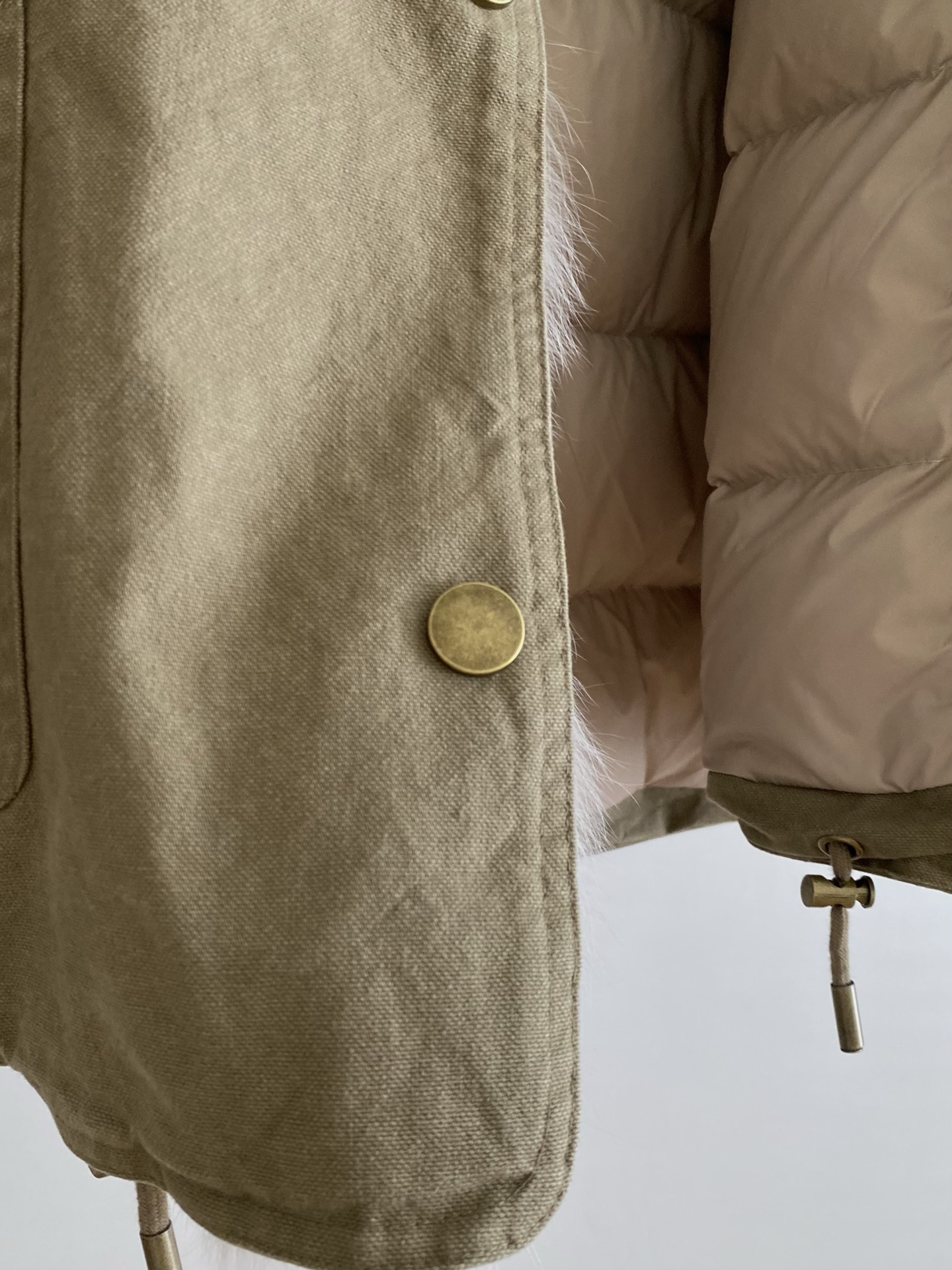 25。F秋冬 工装风皮草派克服外套 自带随性飒爽的街头感 金属纽扣与大口袋设计 复刻经典工装廓形 日常出