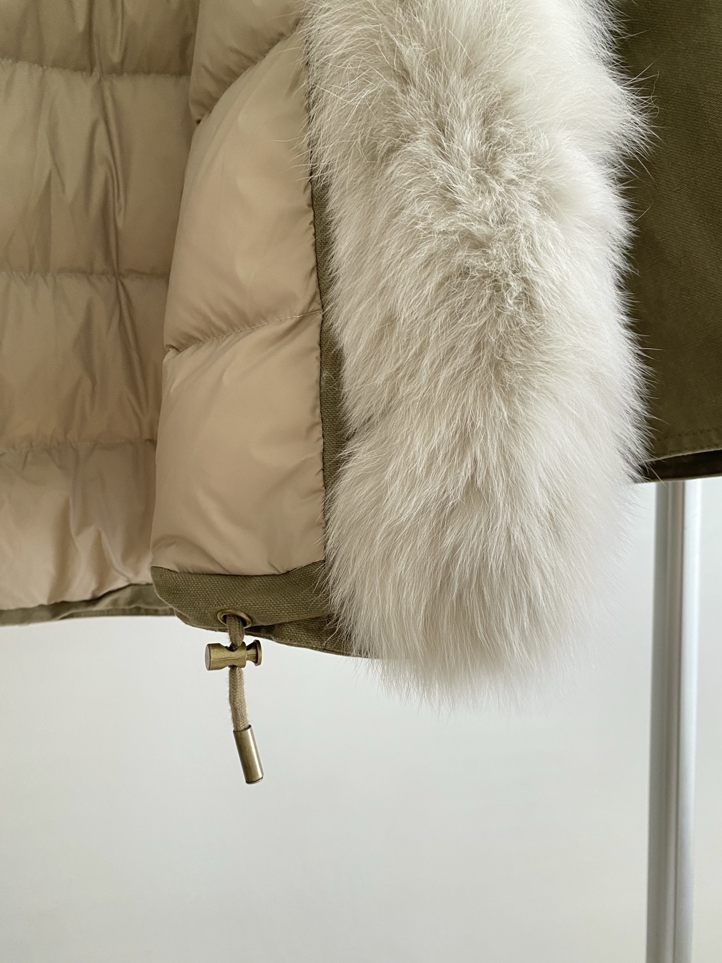 25。F秋冬 工装风皮草派克服外套 自带随性飒爽的街头感 金属纽扣与大口袋设计 复刻经典工装廓形 日常出