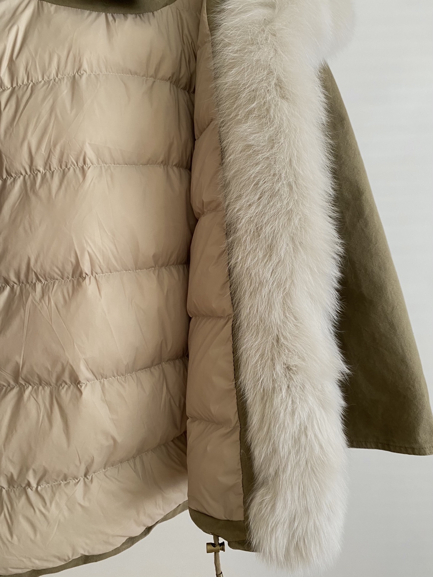 25。F秋冬 工装风皮草派克服外套 自带随性飒爽的街头感 金属纽扣与大口袋设计 复刻经典工装廓形 日常出