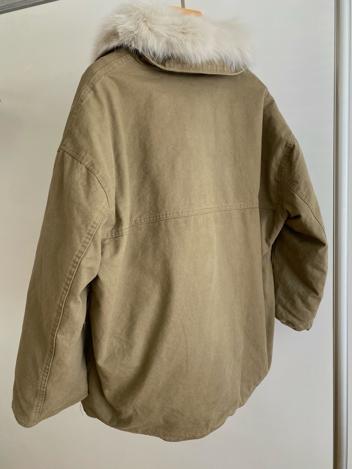 25。F秋冬 工装风皮草派克服外套 自带随性飒爽的街头感 金属纽扣与大口袋设计 复刻经典工装廓形 日常出