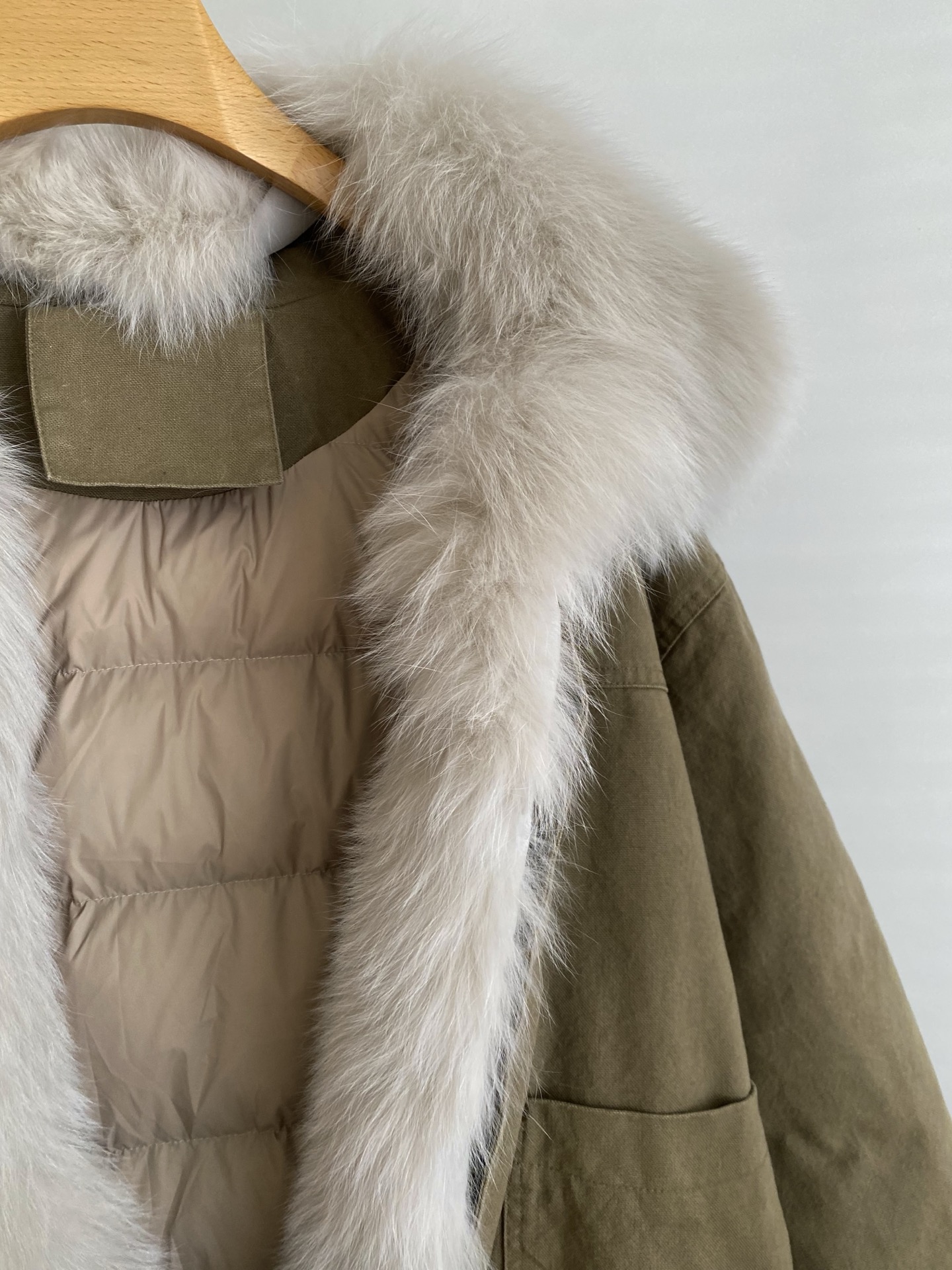 25。F秋冬 工装风皮草派克服外套 自带随性飒爽的街头感 金属纽扣与大口袋设计 复刻经典工装廓形 日常出