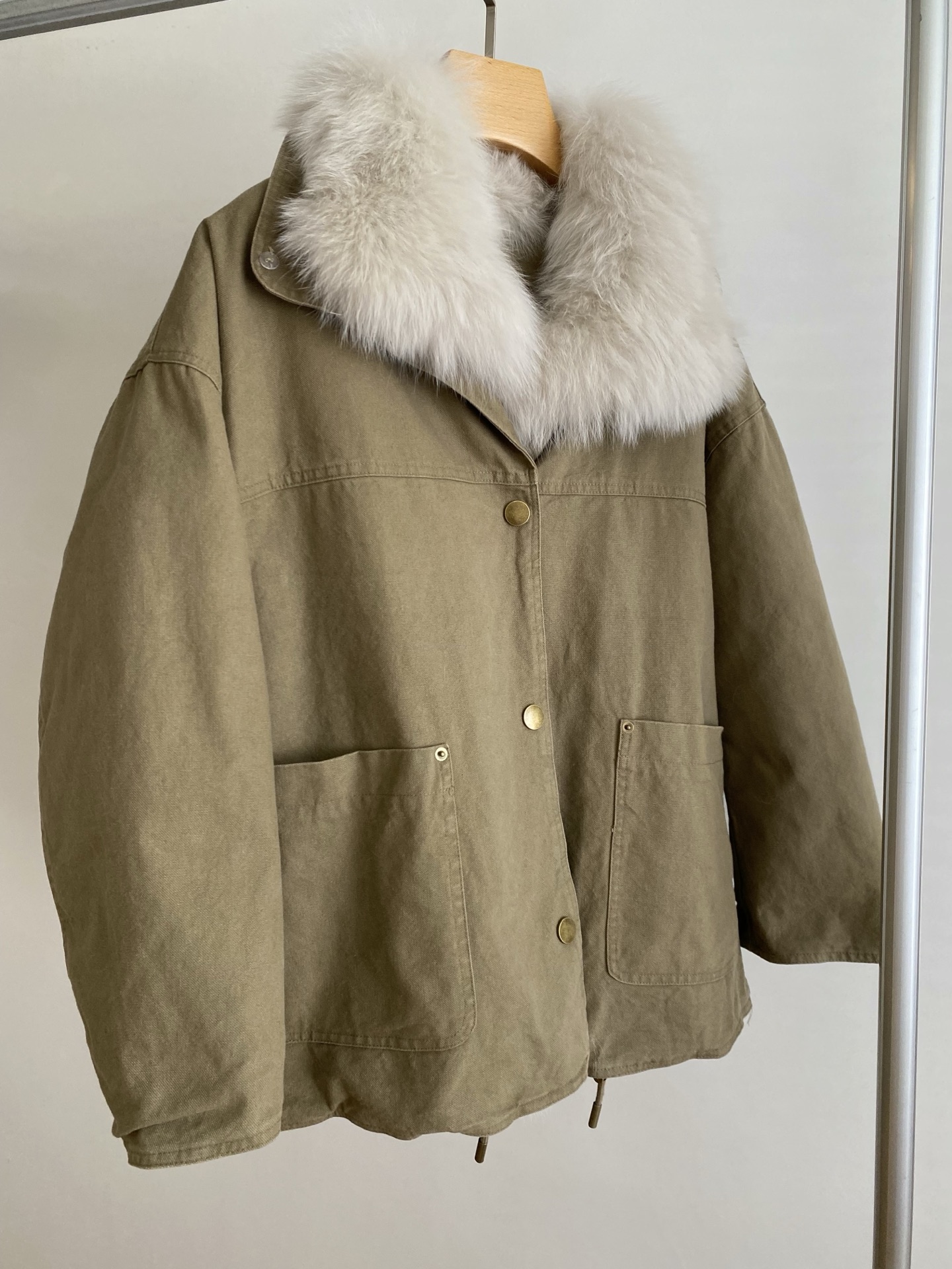 25。F秋冬 工装风皮草派克服外套 自带随性飒爽的街头感 金属纽扣与大口袋设计 复刻经典工装廓形 日常出