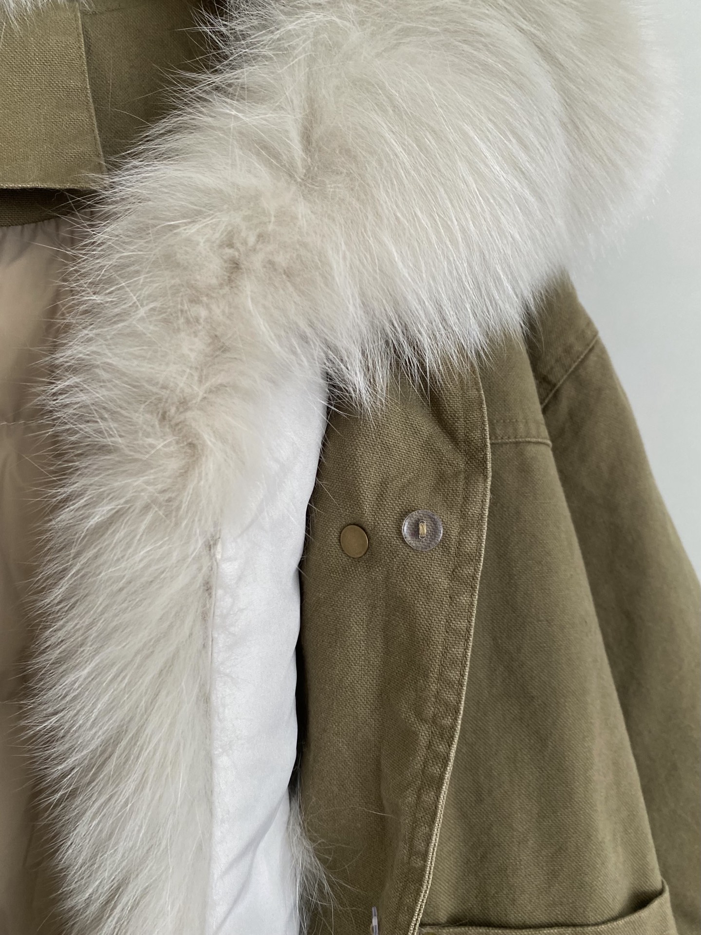 25。F秋冬 工装风皮草派克服外套 自带随性飒爽的街头感 金属纽扣与大口袋设计 复刻经典工装廓形 日常出